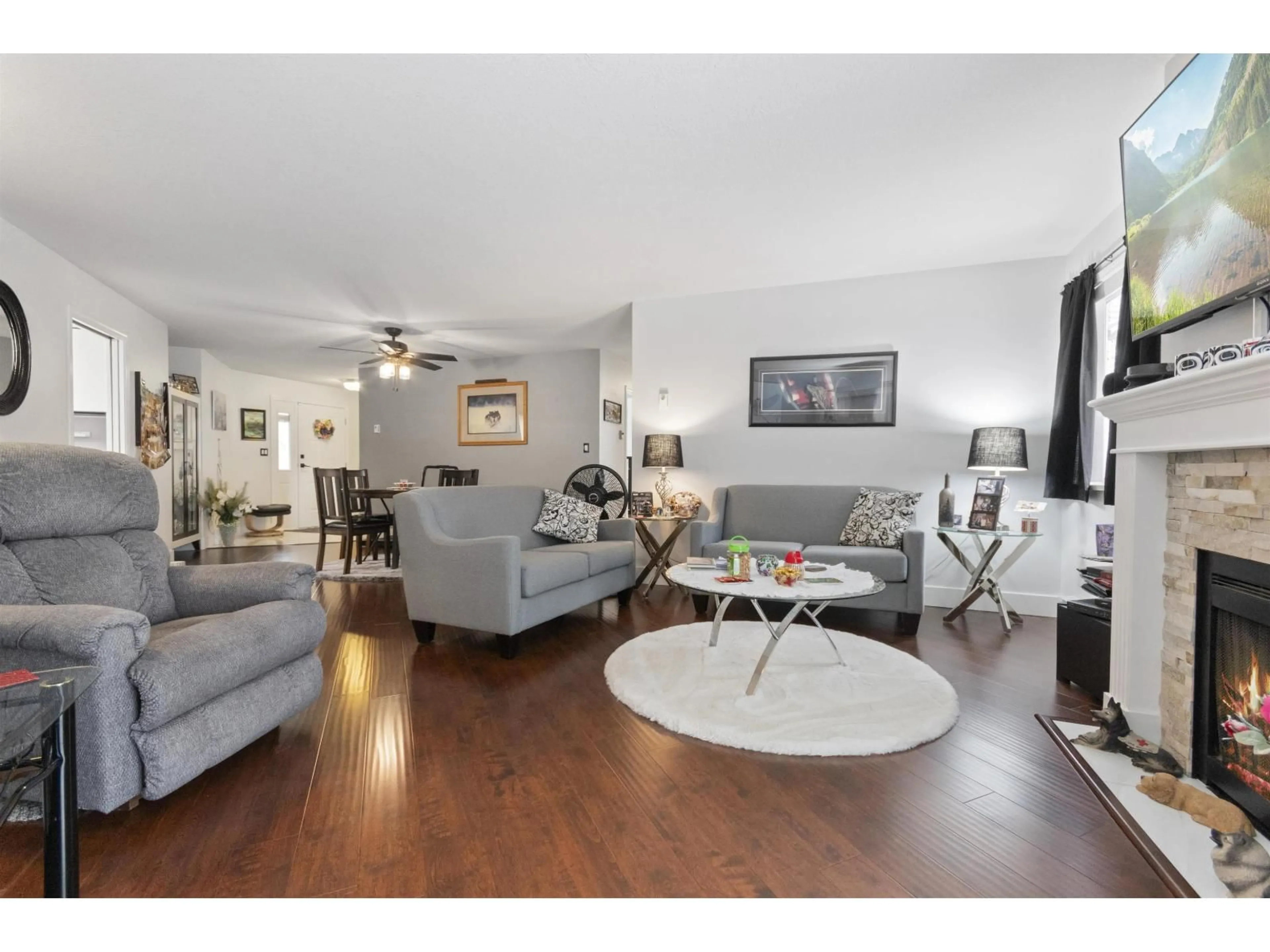 Living room with furniture, wood/laminate floor for 407 - 19645 64 AVENUE, Langley British Columbia V2Y1L2