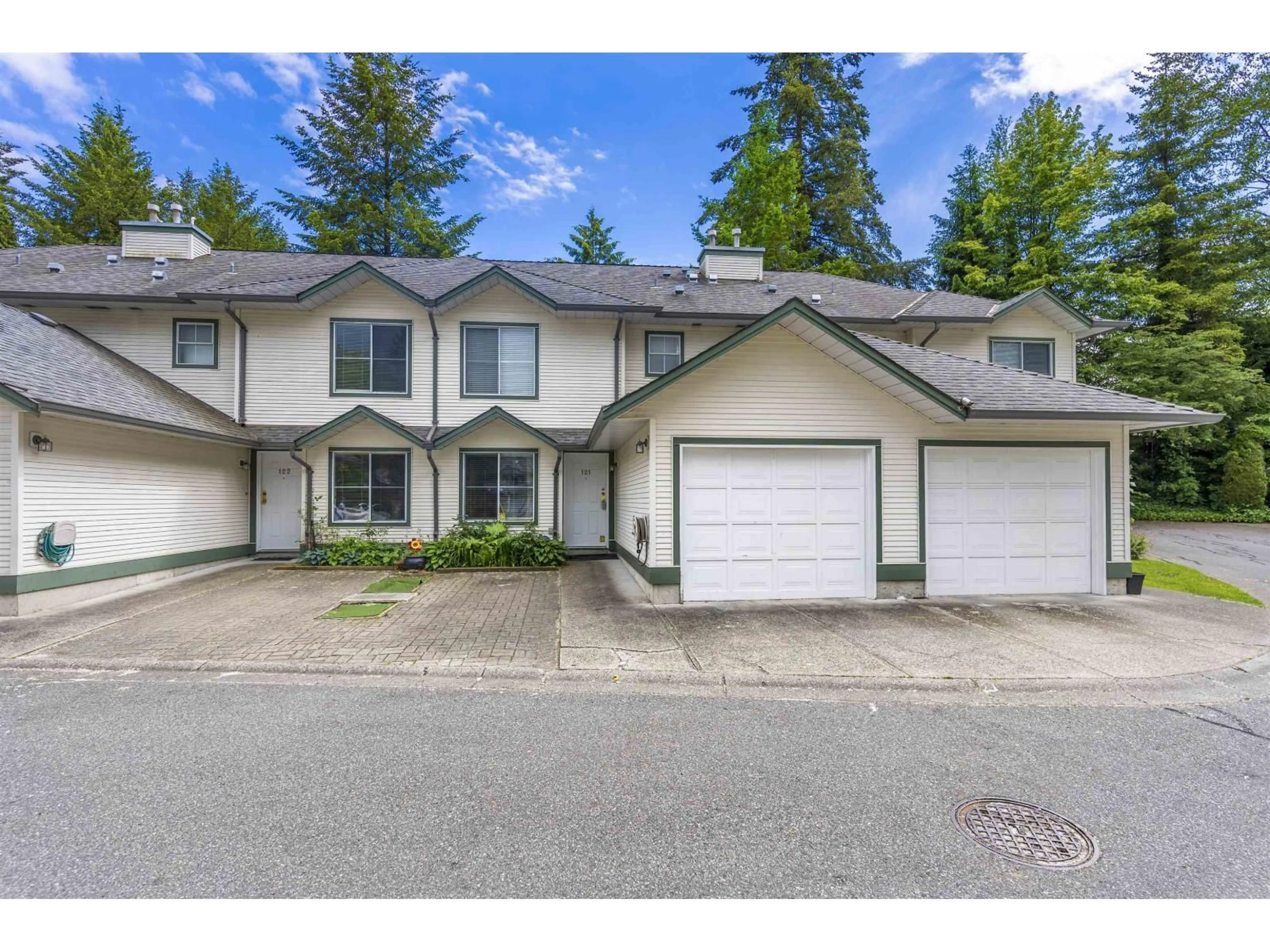A pic from outside/outdoor area/front of a property/back of a property/a pic from drone, street for 121 - 8655 KING GEORGE BOULEVARD, Surrey British Columbia V3W5C4