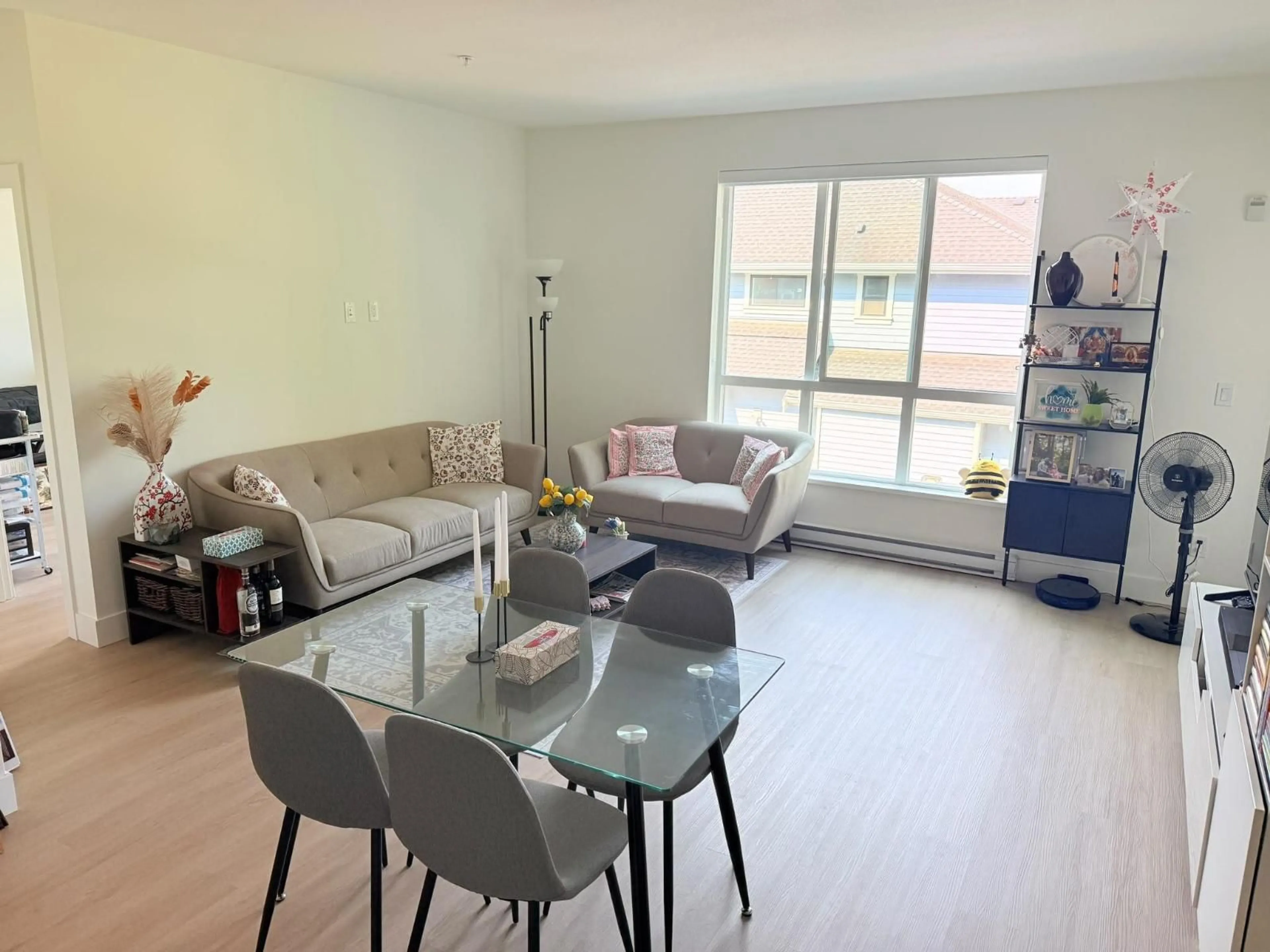 Living room with furniture, unknown for 207 - 3528 146A STREET, Surrey British Columbia V4P0H4