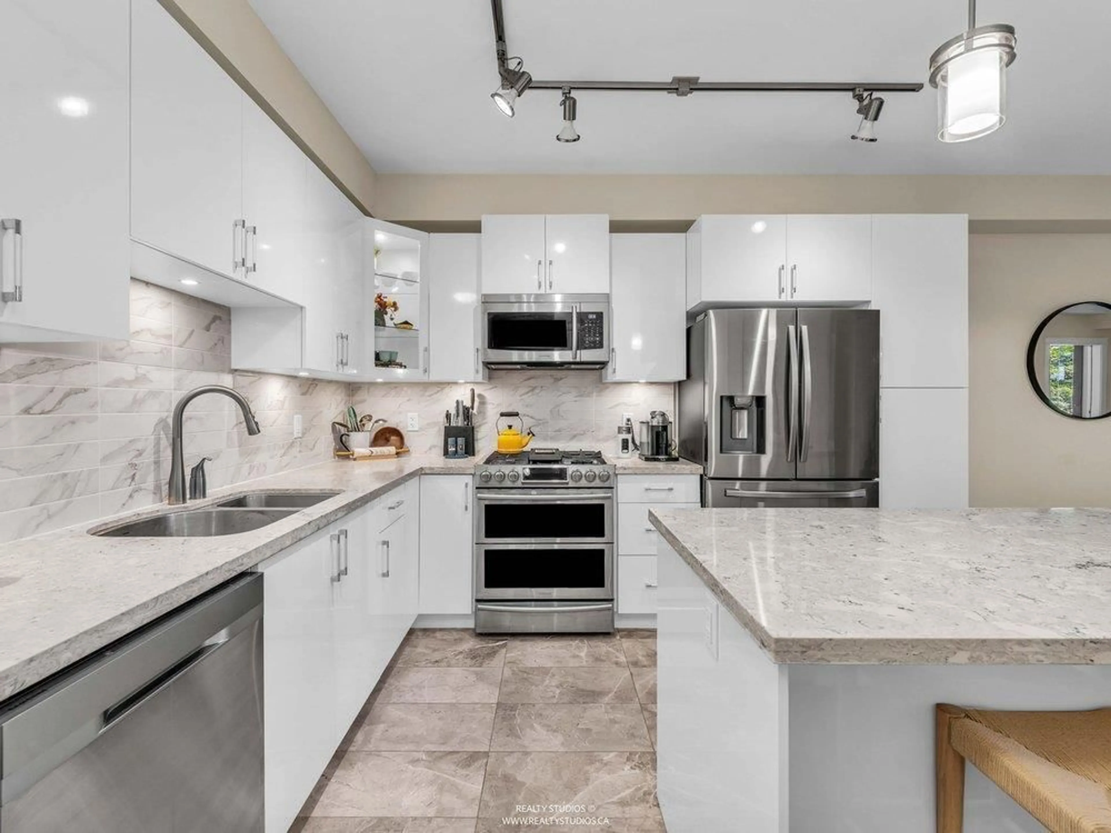 Open concept kitchen, ceramic/tile floor for 109 - 14588 MCDOUGALL DRIVE, White Rock British Columbia V4P0H1