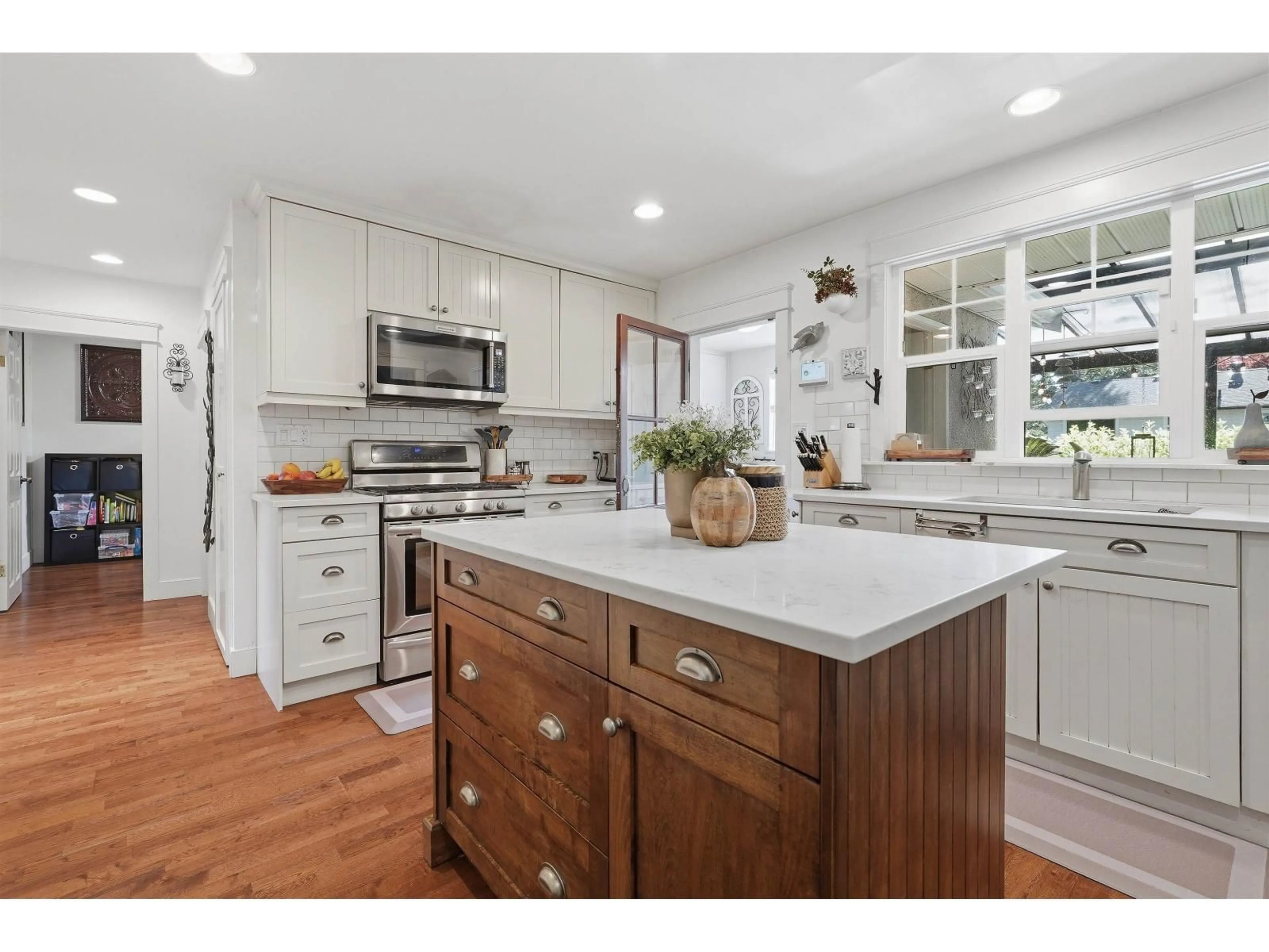 Open concept kitchen, unknown for 1425 129 STREET, Surrey British Columbia V4A3X9