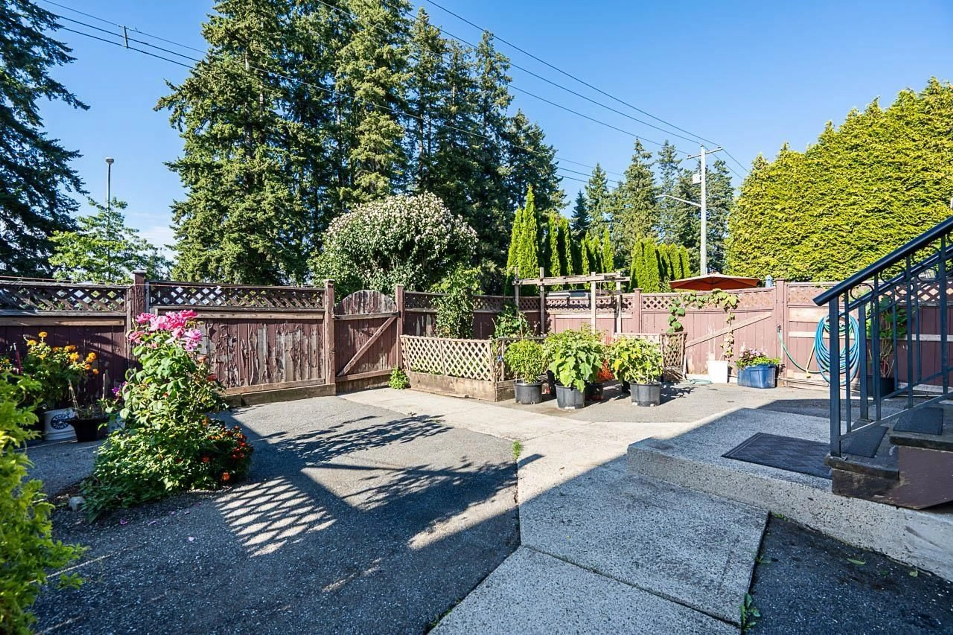 A pic from outside/outdoor area/front of a property/back of a property/a pic from drone, unknown for 12538 64TH AVENUE, Surrey British Columbia V3W1W9