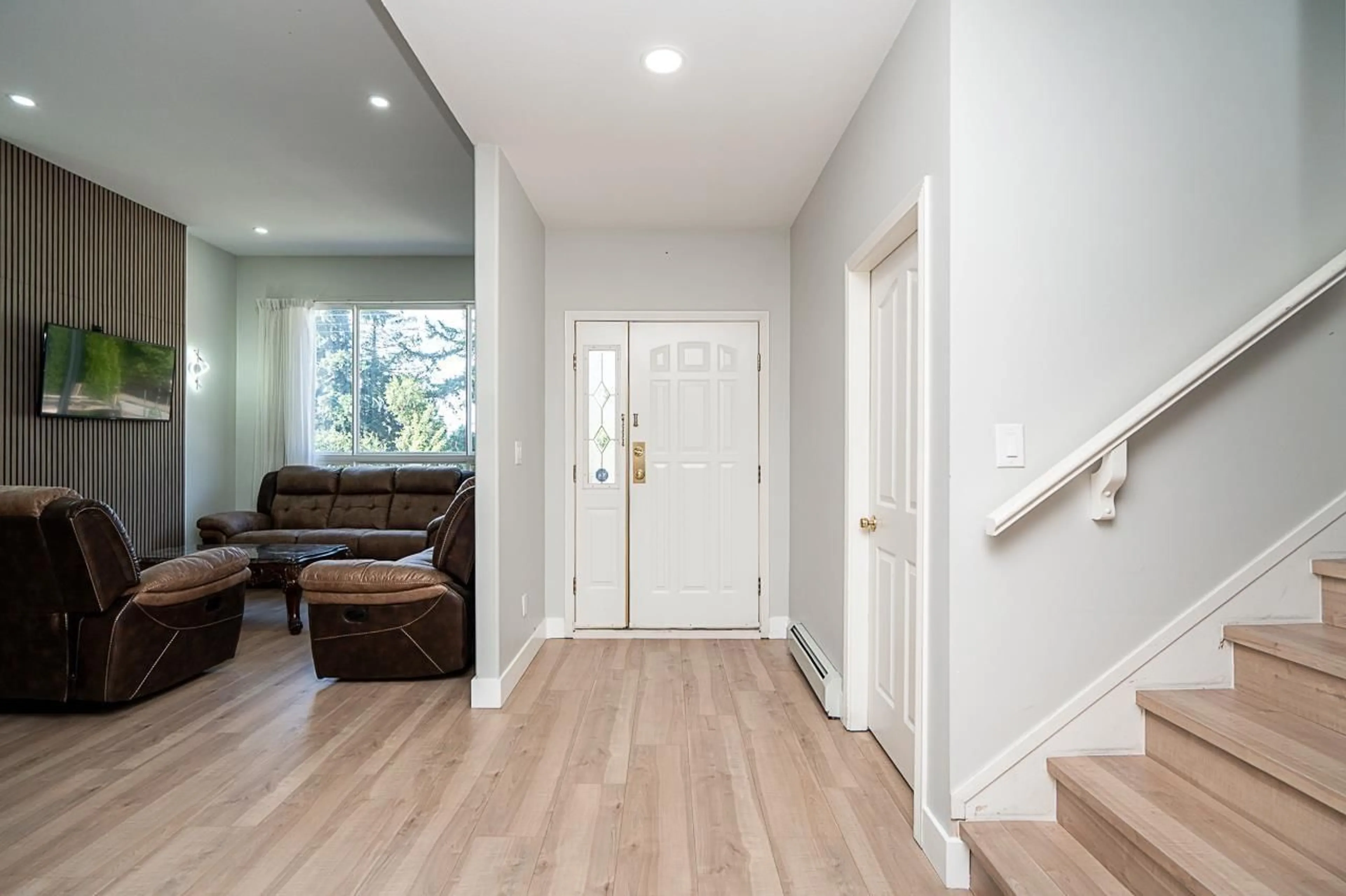 Indoor entryway for 12538 64TH AVENUE, Surrey British Columbia V3W1W9