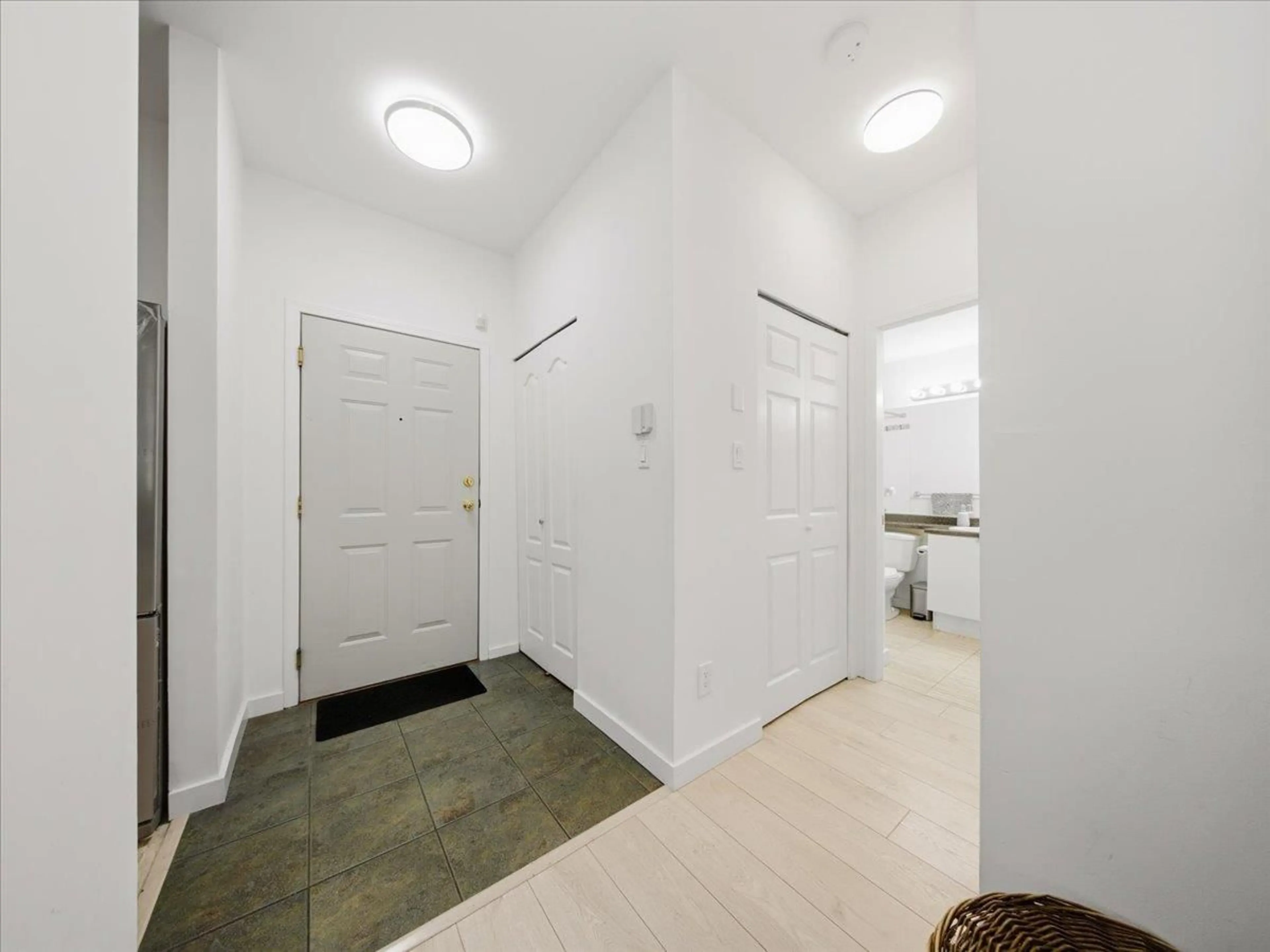 Indoor entryway for 114 - 10128 132 STREET, Surrey British Columbia V3T3T5