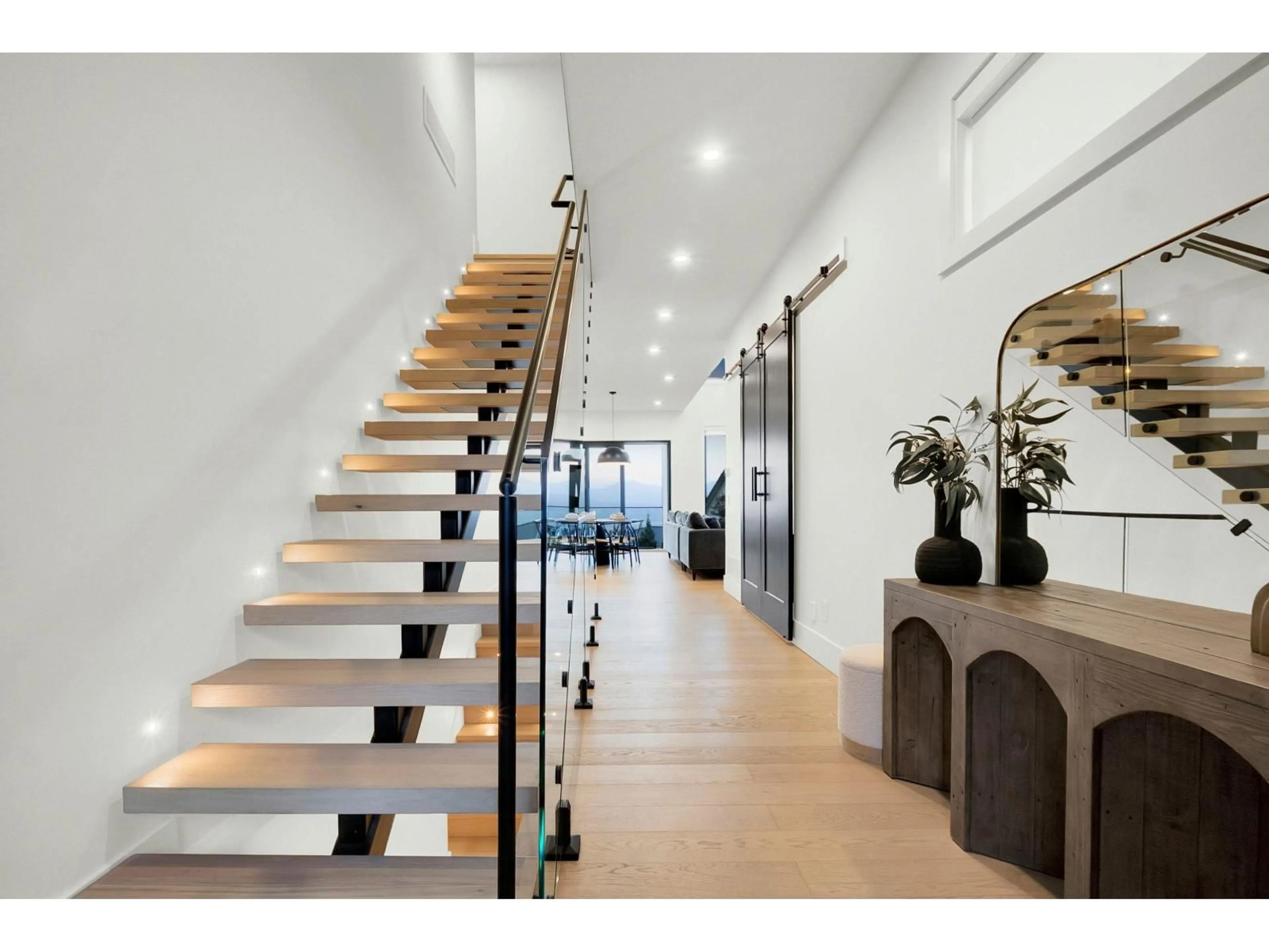 Indoor foyer for 35342 RAVEN COURT, Abbotsford British Columbia V3G0G8