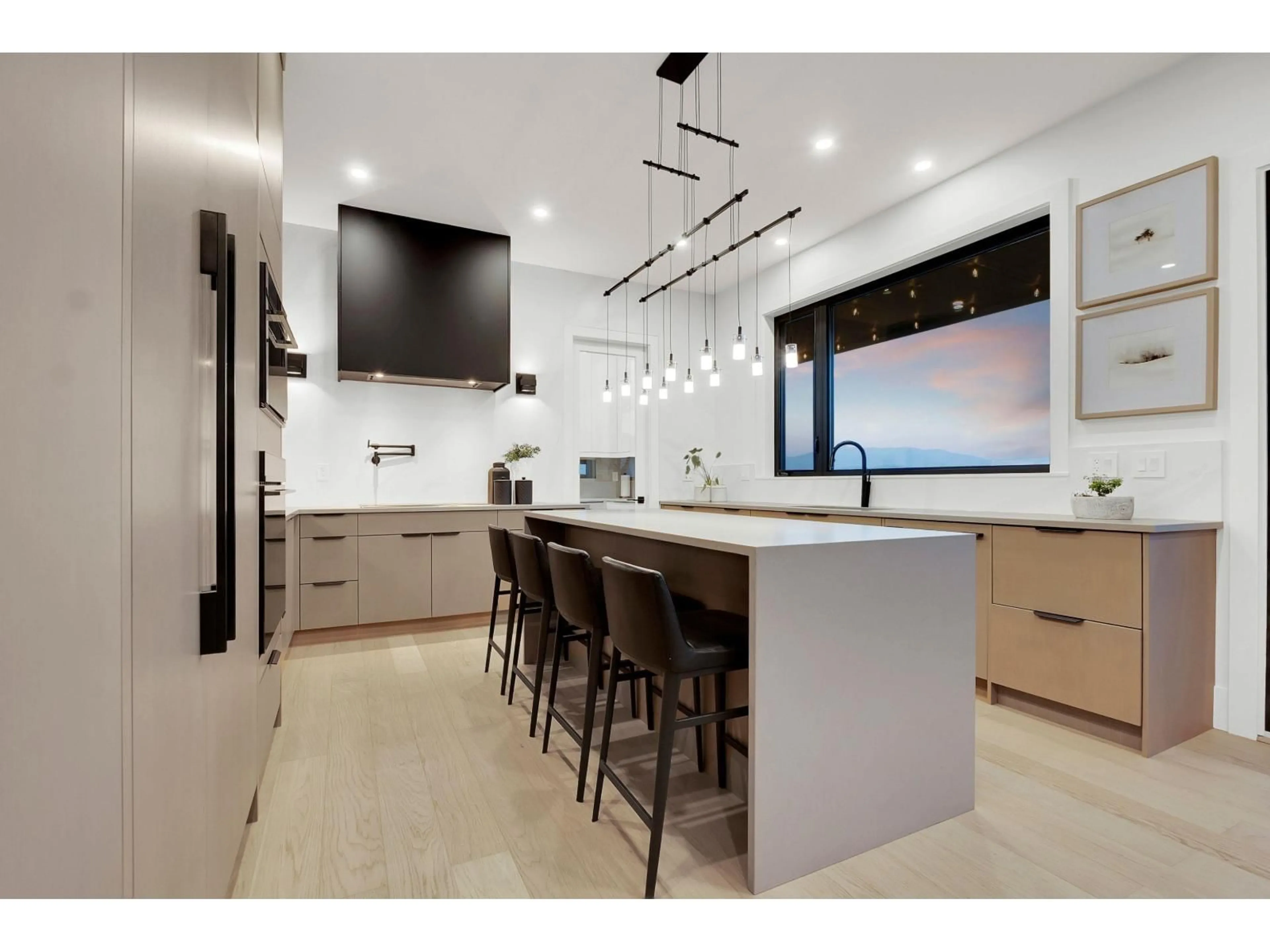 Contemporary kitchen, unknown for 35342 RAVEN COURT, Abbotsford British Columbia V3G0G8