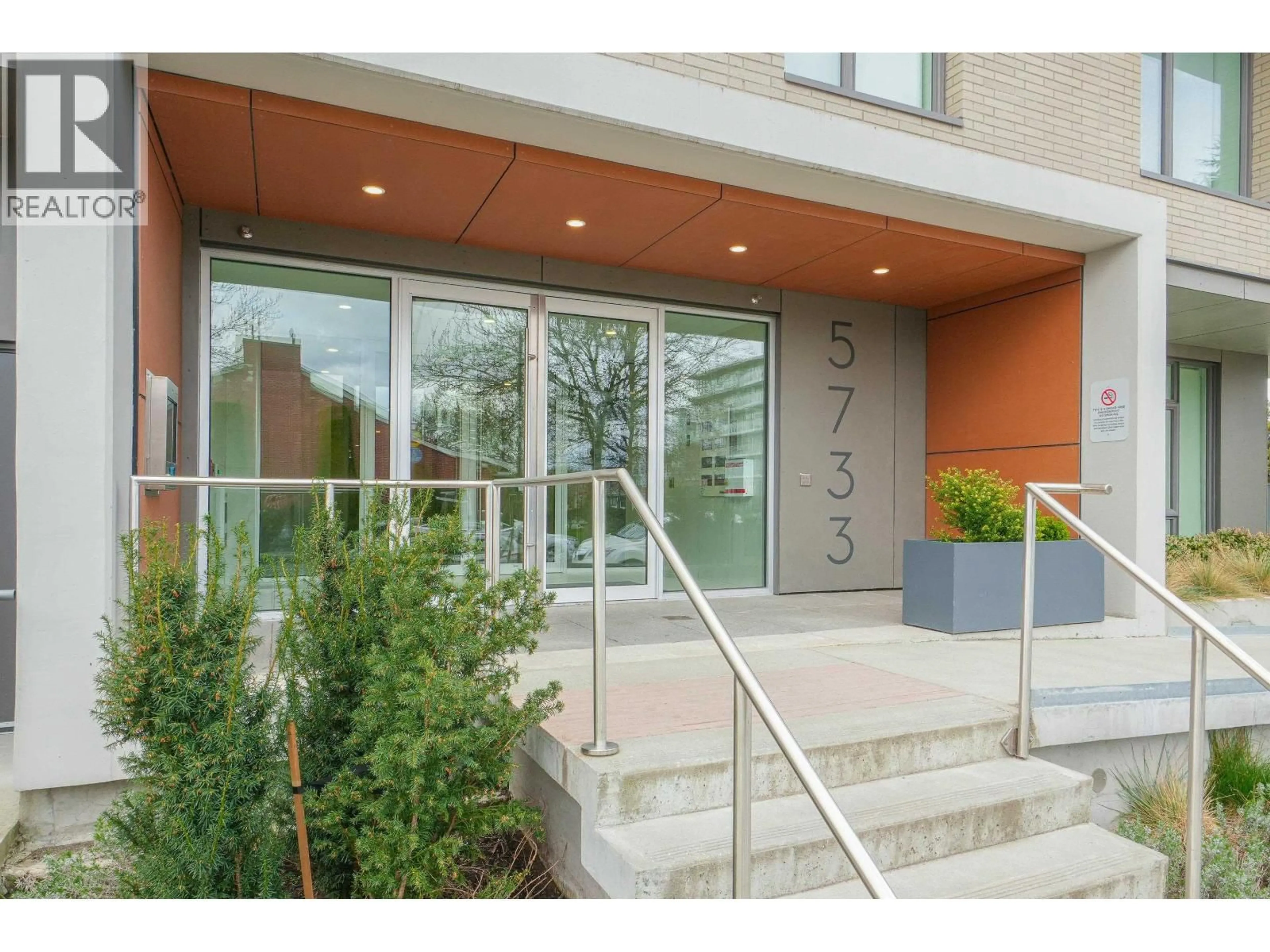 Indoor foyer for 411 - 5733 ALBERTA STREET, Vancouver British Columbia V5Y0M3