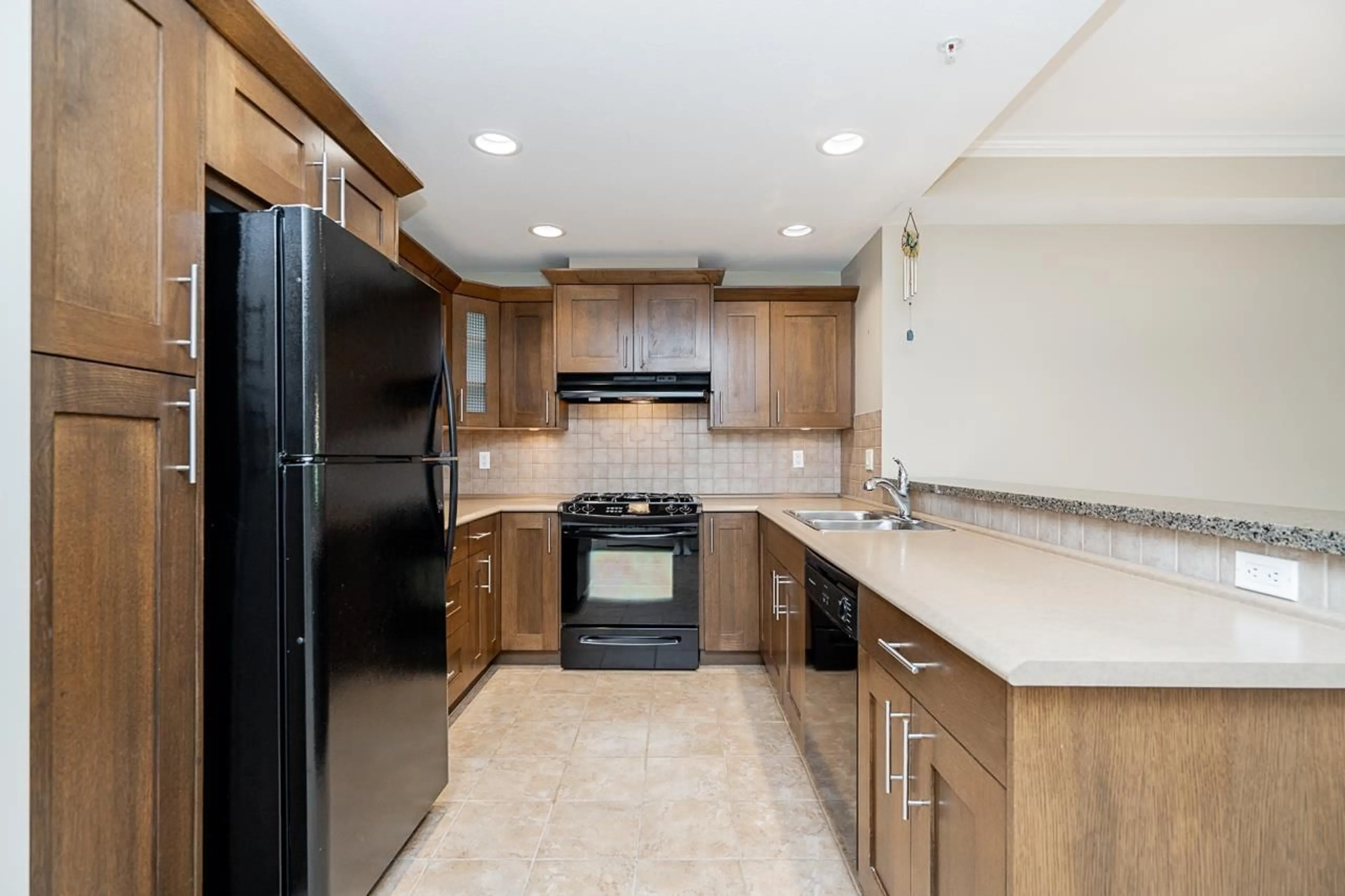 Standard kitchen, ceramic/tile floor for 201 - 15357 17A AVENUE, Surrey British Columbia V4A1V4
