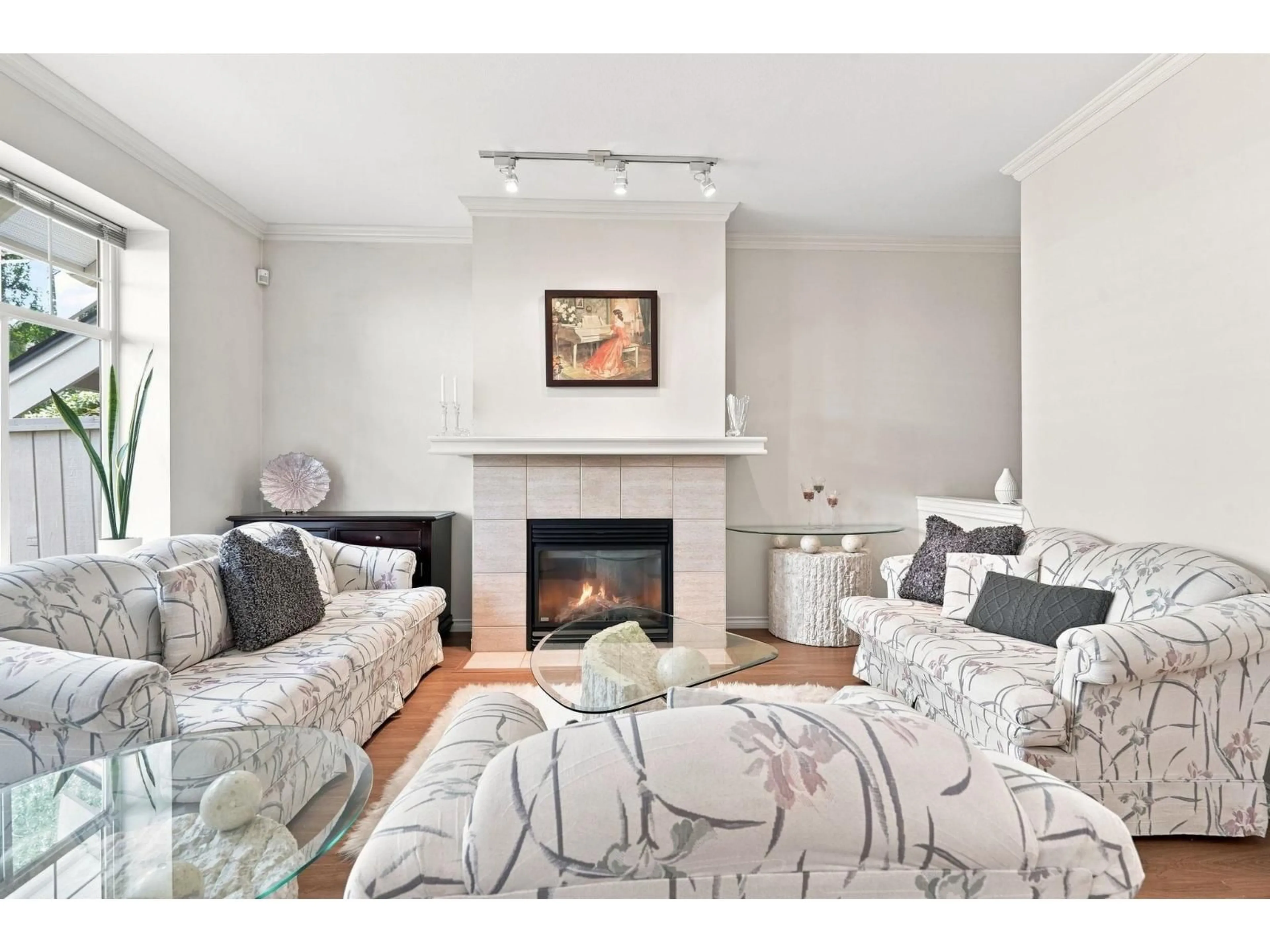 Living room with furniture, unknown for 49 - 15037 58 AVENUE, Surrey British Columbia V3X0E2