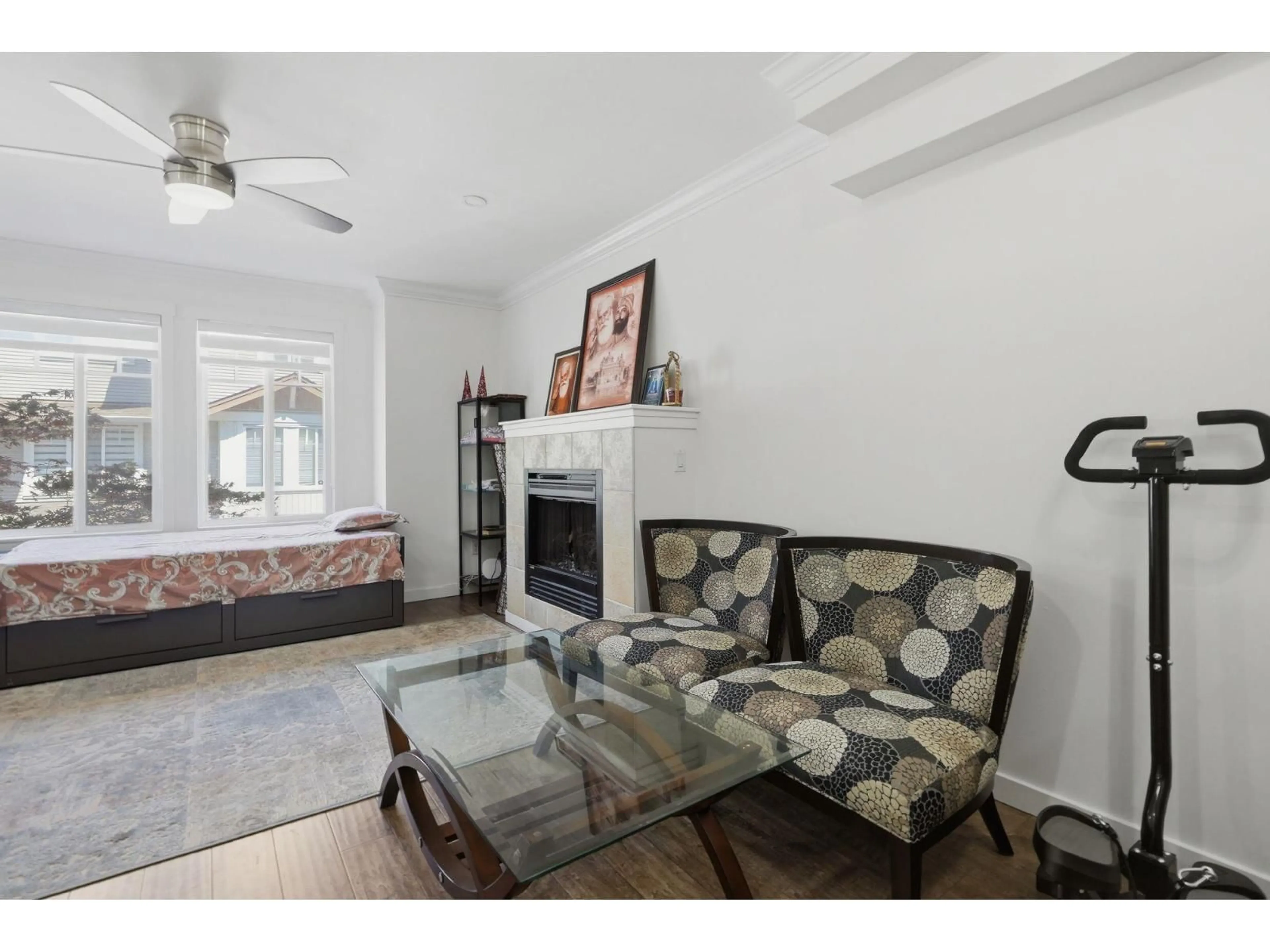 Living room with furniture, ceramic/tile floor for 38 - 12711 64 AVENUE, Surrey British Columbia V3W1X1