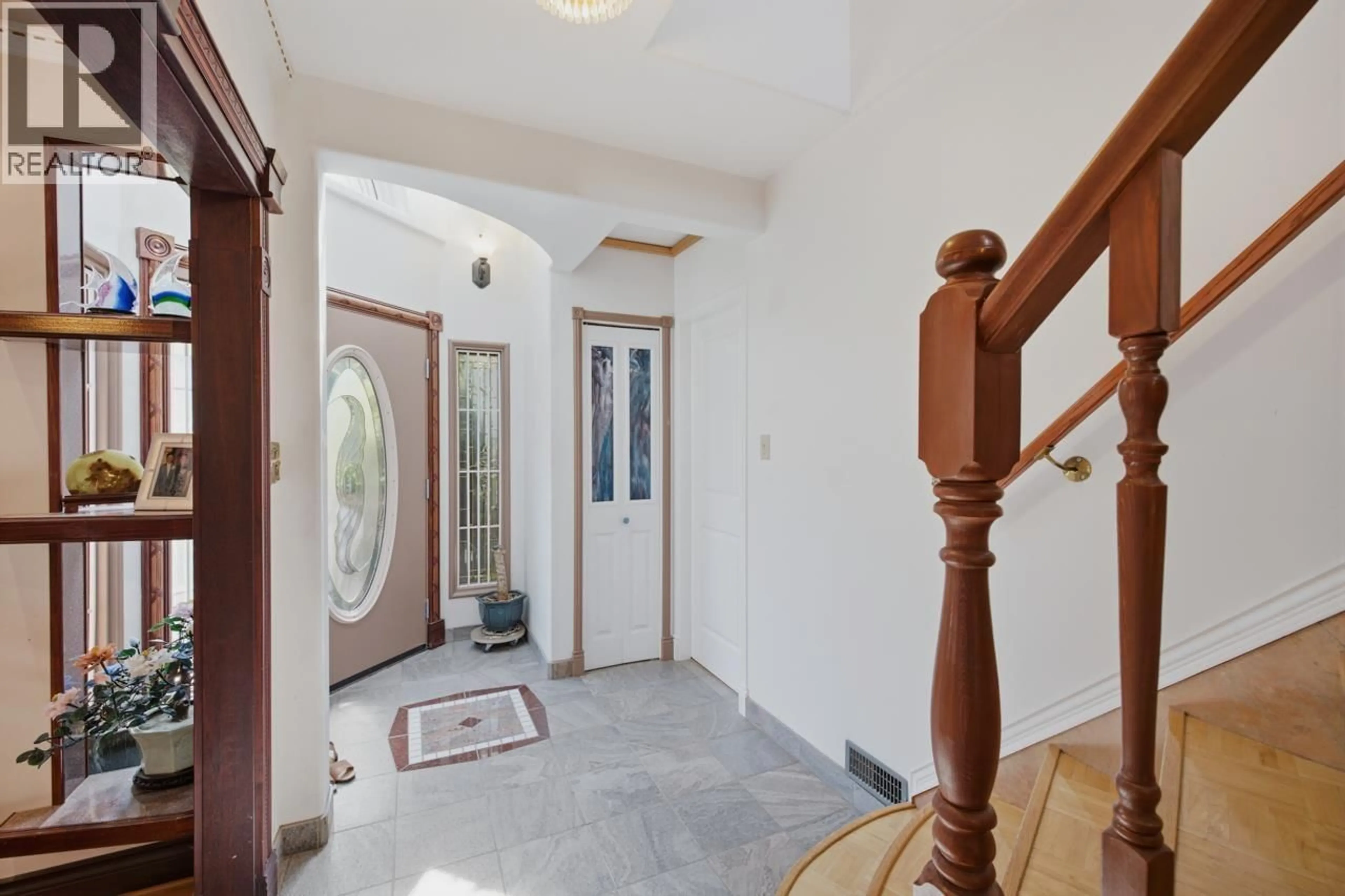 Indoor foyer for 55 KING EDWARD AVENUE, Vancouver British Columbia V5Y2H6