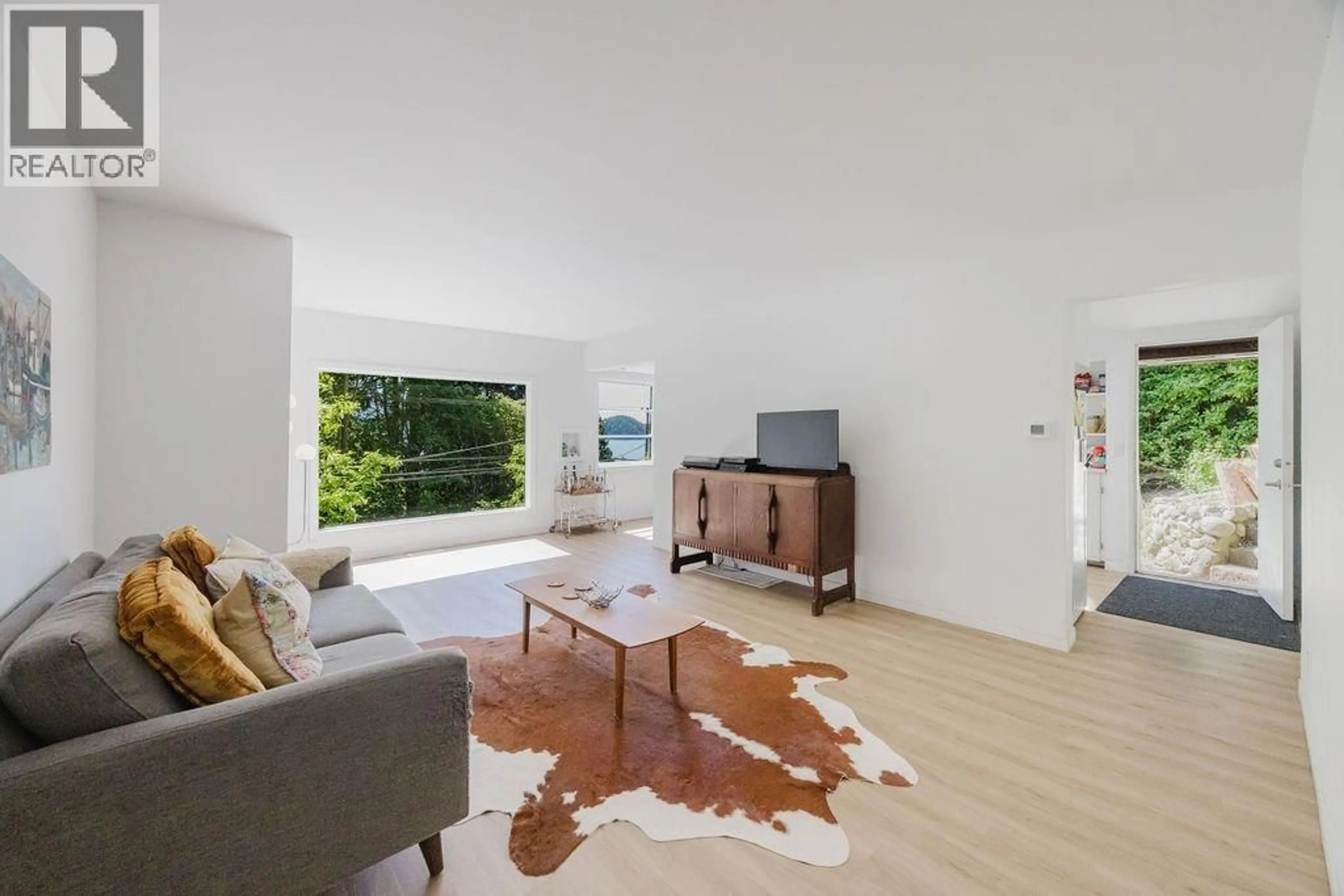 Living room with furniture, unknown for 915 MARINE DRIVE, Gibsons British Columbia V0N1V1