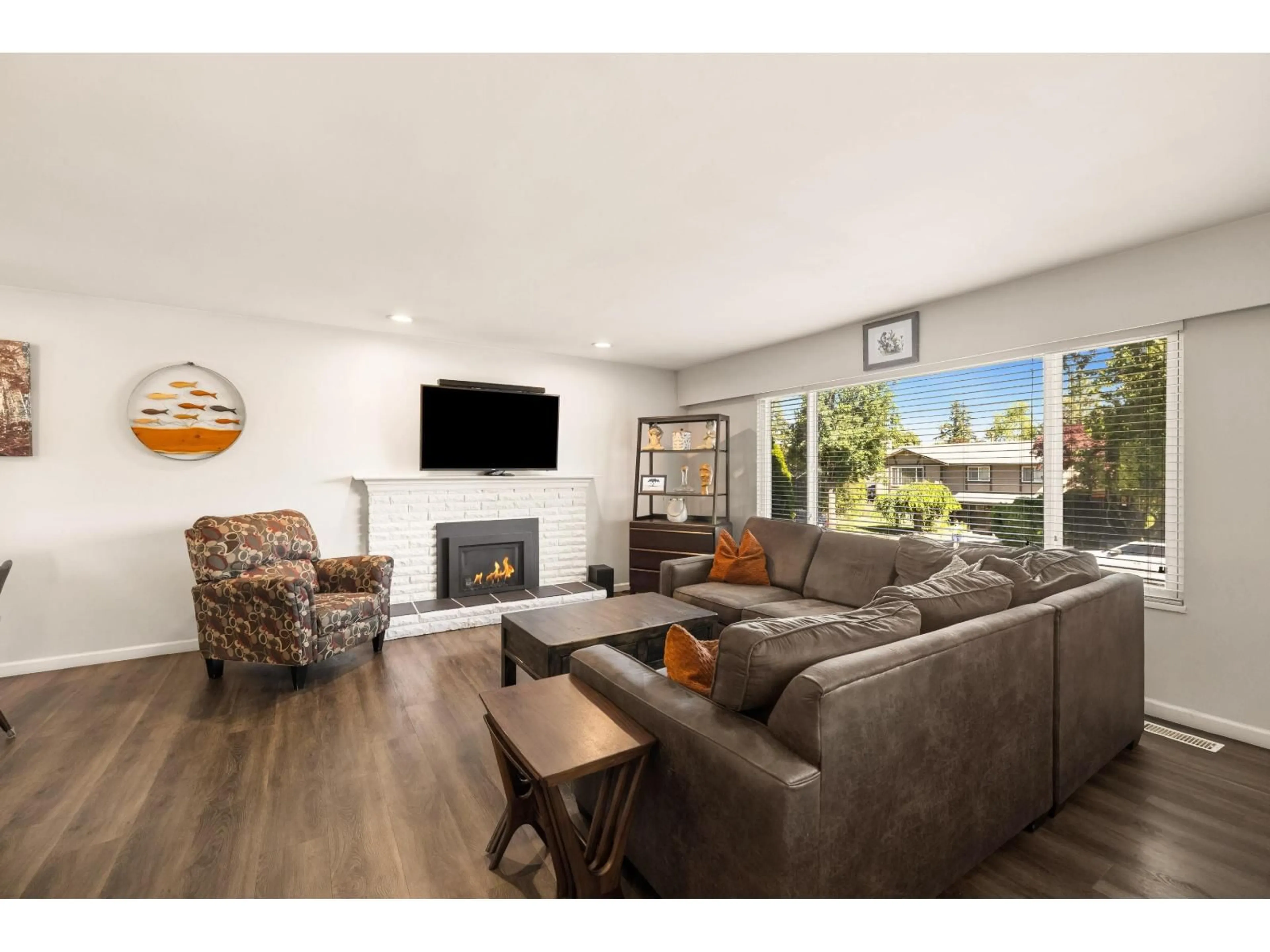 Living room with furniture, wood/laminate floor for 17030 HEREFORD PLACE, Surrey British Columbia V3S4X1