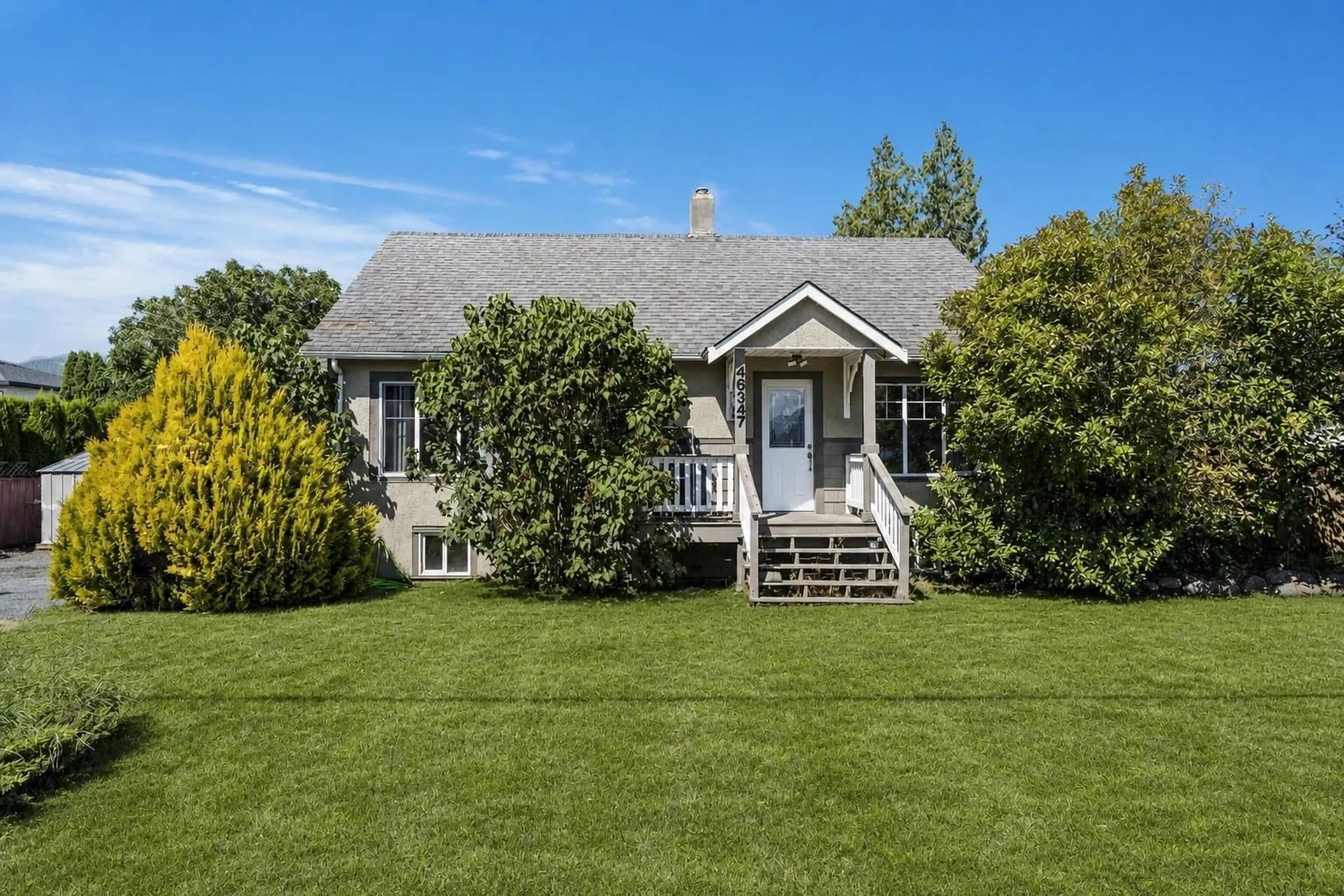 Home with vinyl exterior material, street for 46347 PORTAGE AVENUE, Chilliwack British Columbia V2P3E8