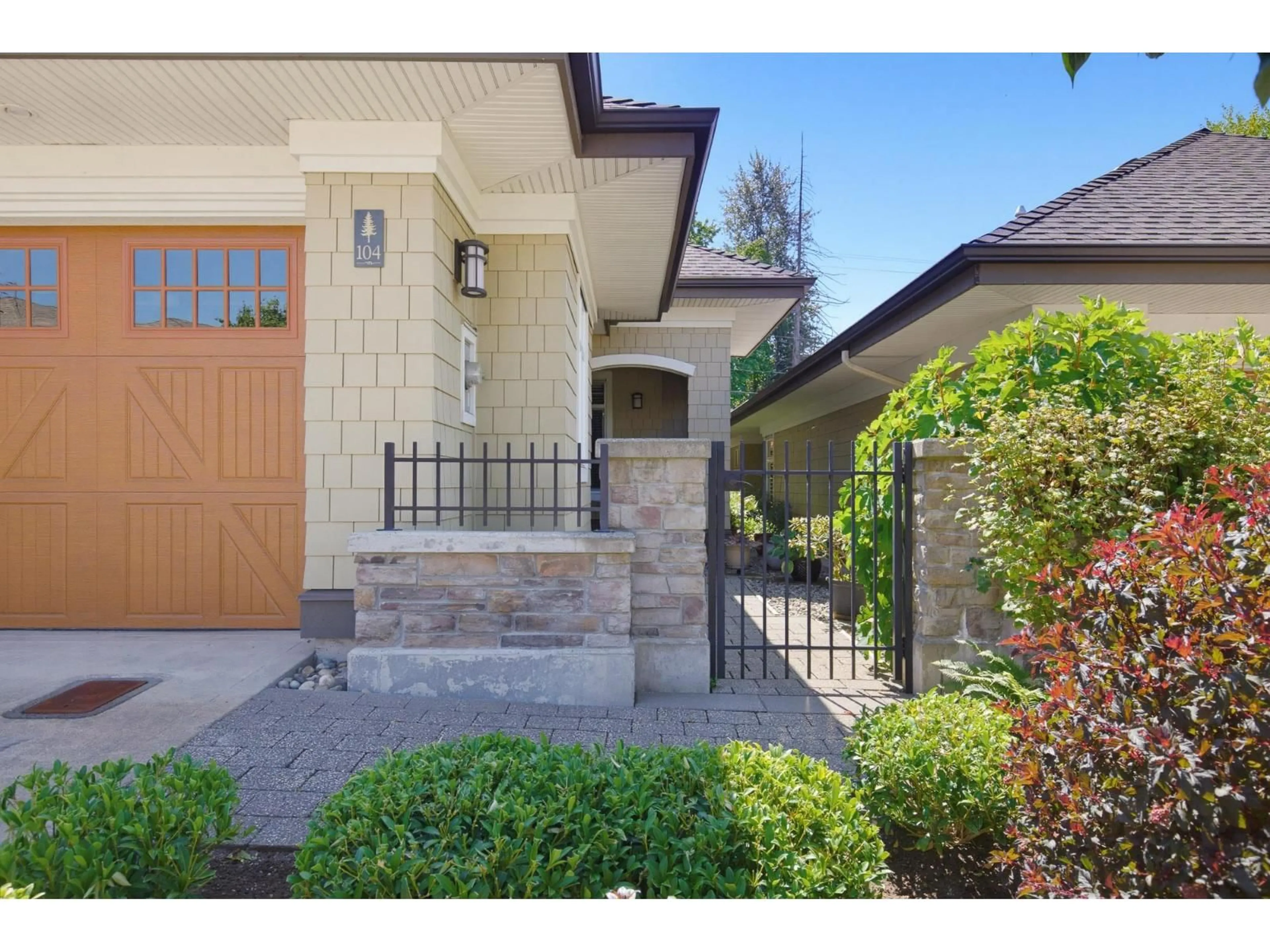 Indoor entryway for 104 - 21707 88 AVENUE, Langley British Columbia V1M3S7