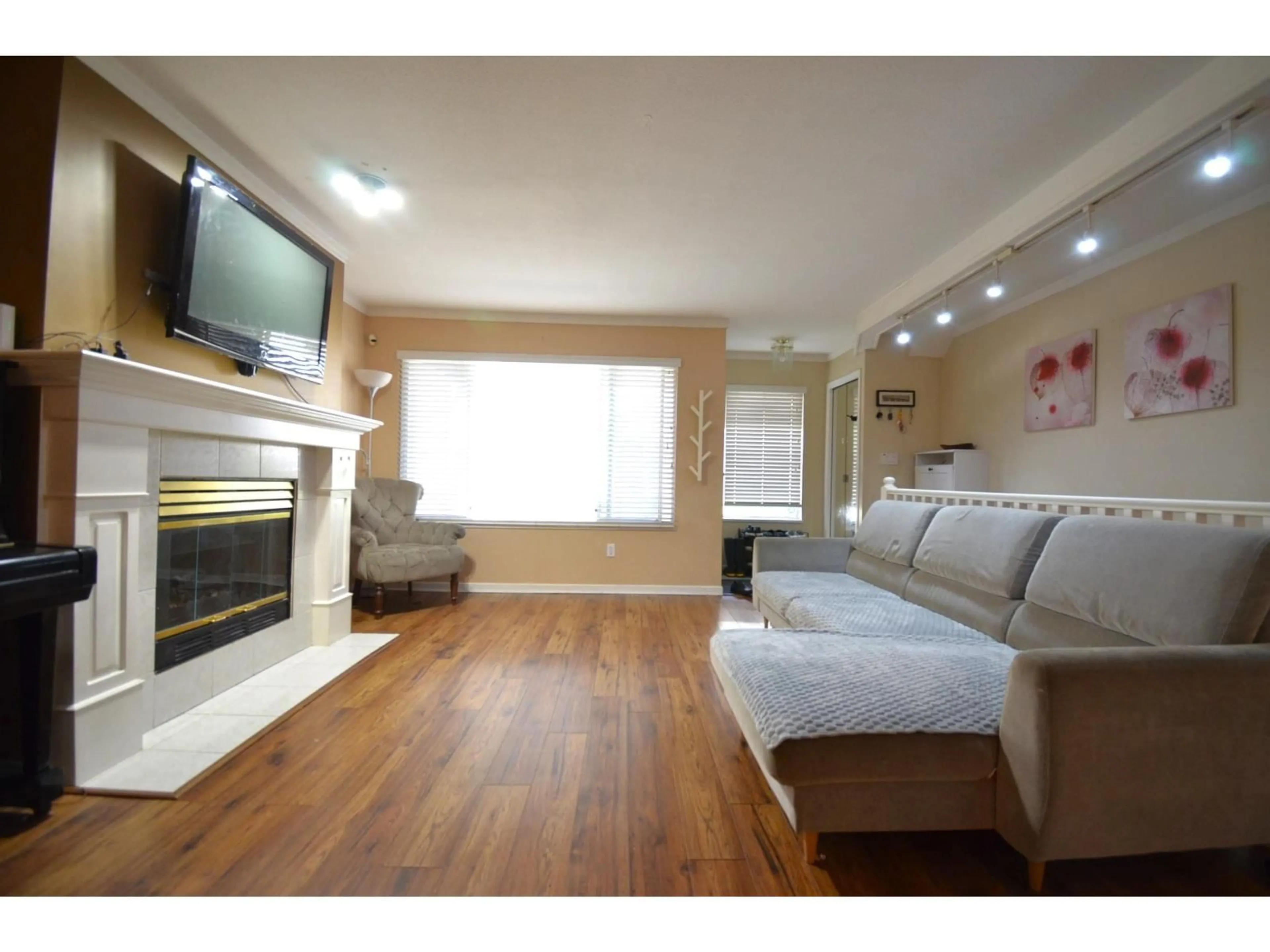 Living room with furniture, wood/laminate floor for 108 - 10308 155A STREET, Surrey British Columbia V3R4K5
