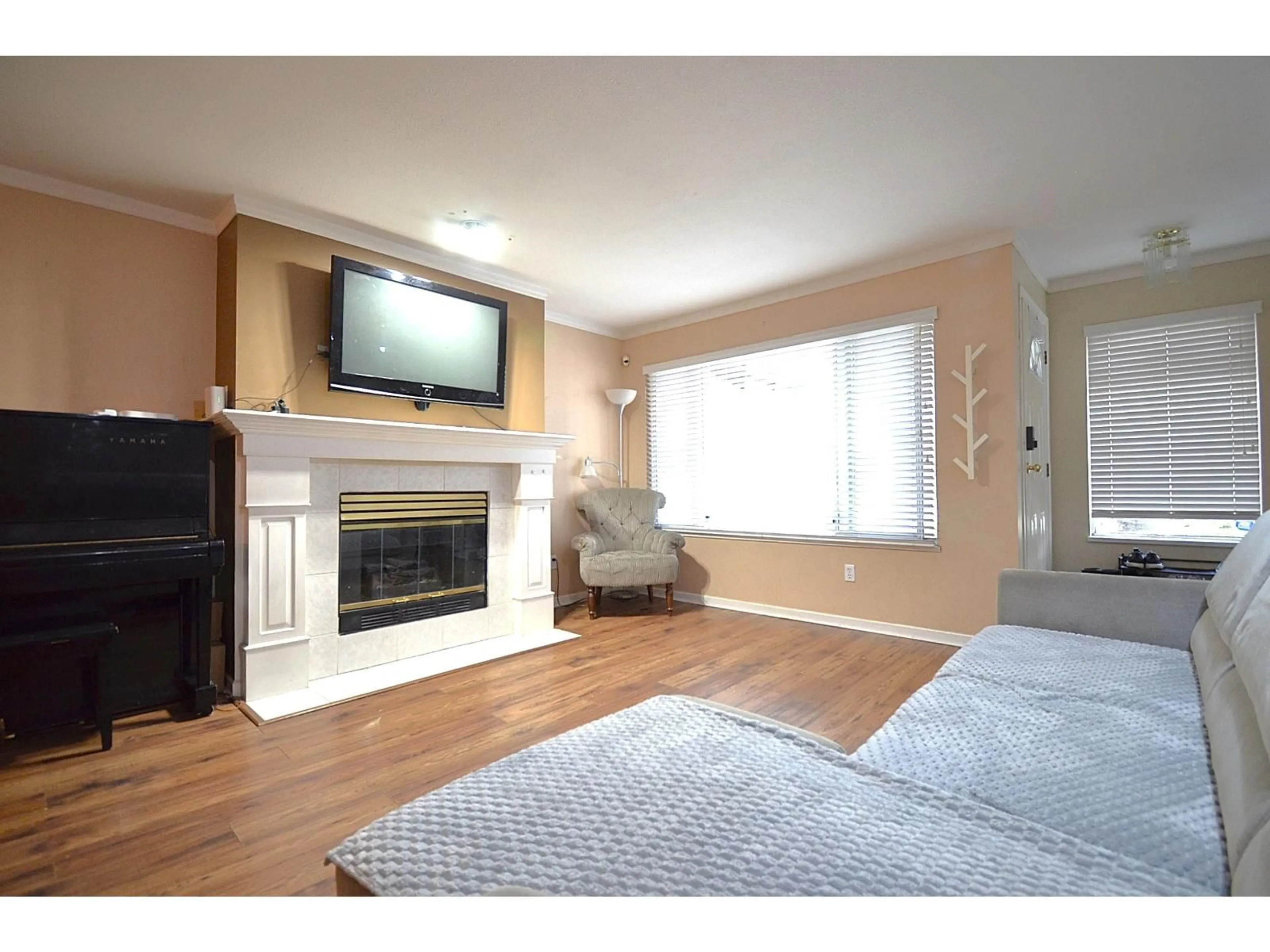 Living room with furniture, wood/laminate floor for 108 - 10308 155A STREET, Surrey British Columbia V3R4K5