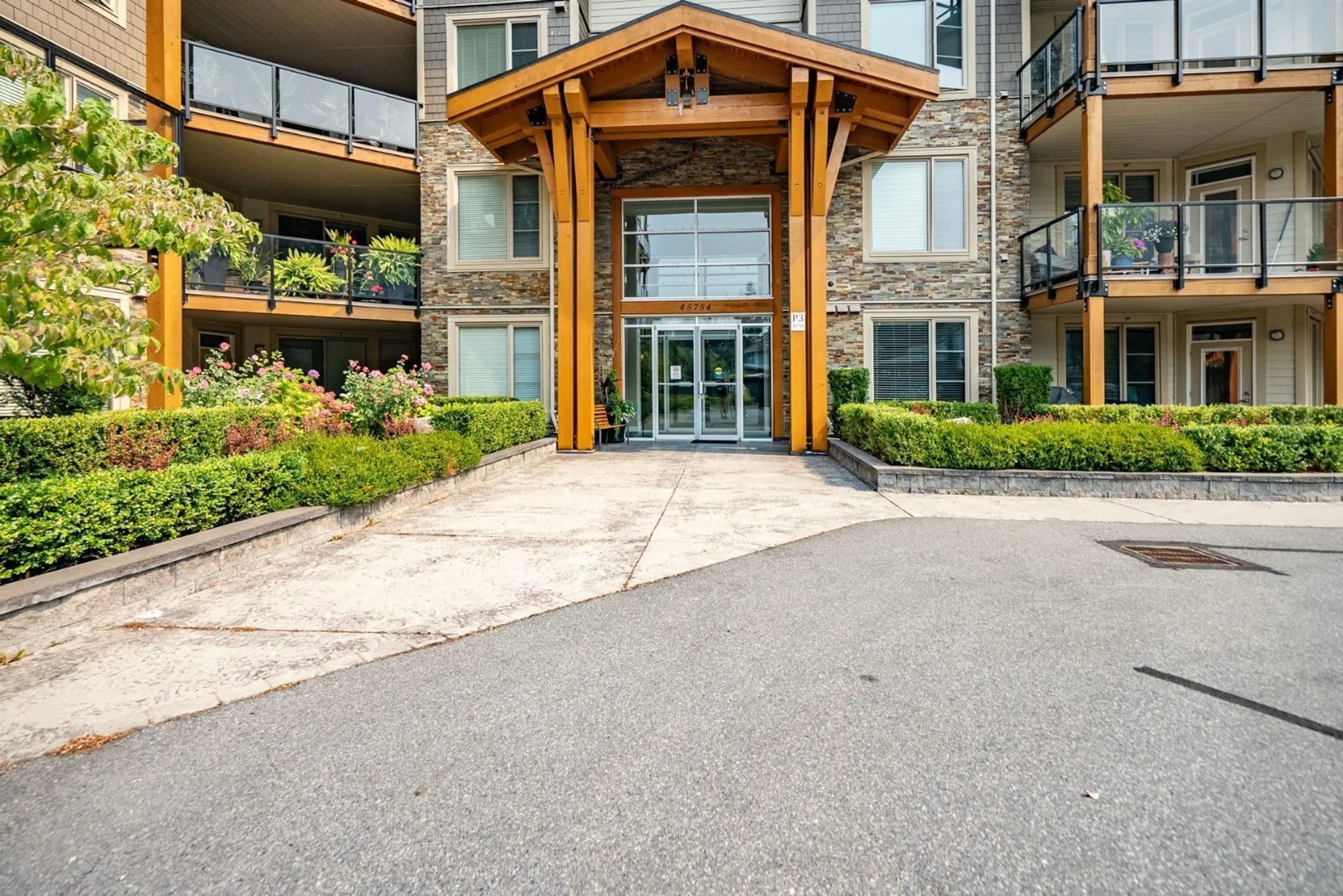 Indoor foyer for 108 - 45754 KEITH WILSON ROAD, Chilliwack British Columbia V2R6A9