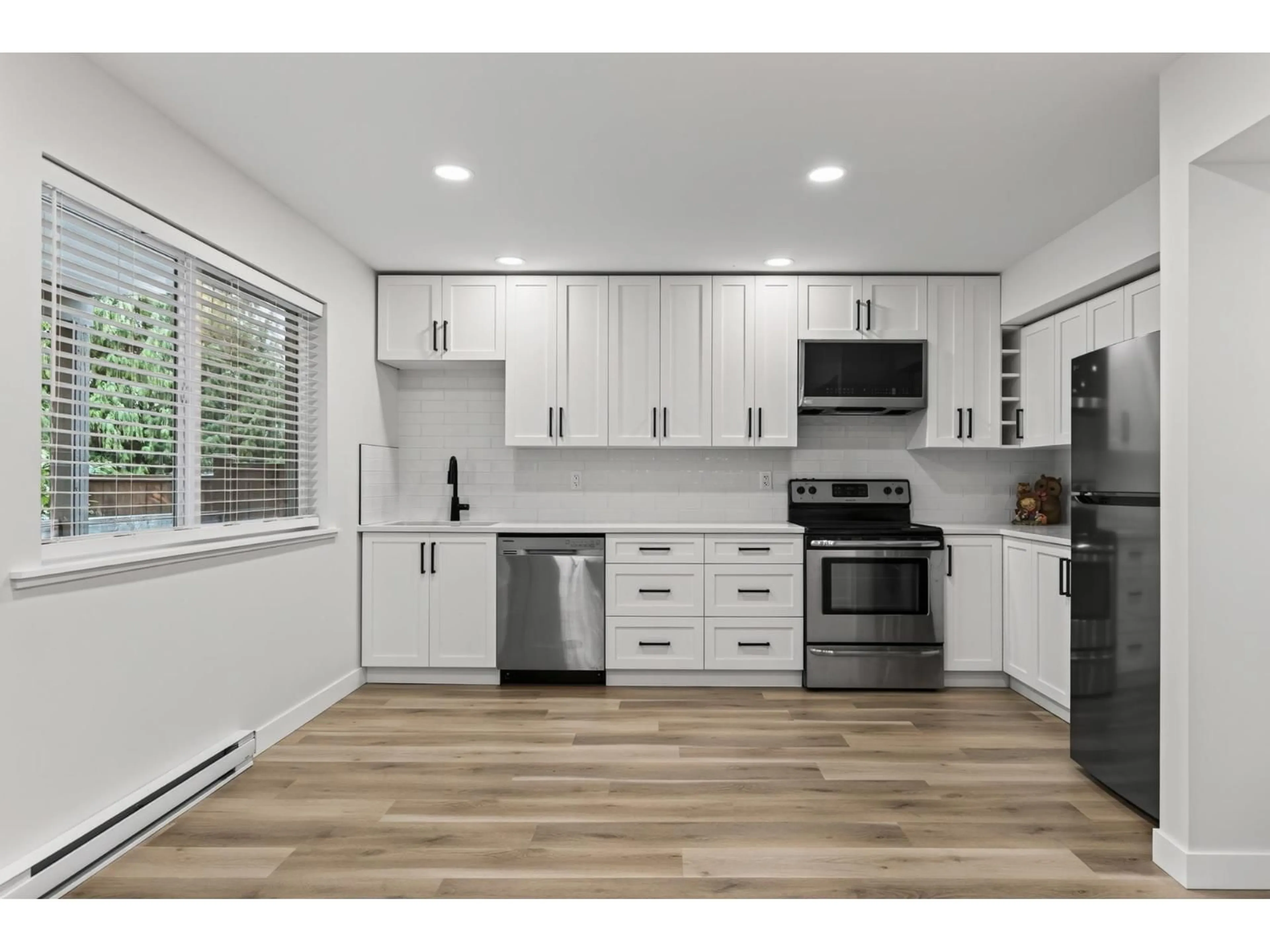 Open concept kitchen, wood/laminate floor for 5108 CECIL RIDGE PLACE, Chilliwack British Columbia V2R6A1