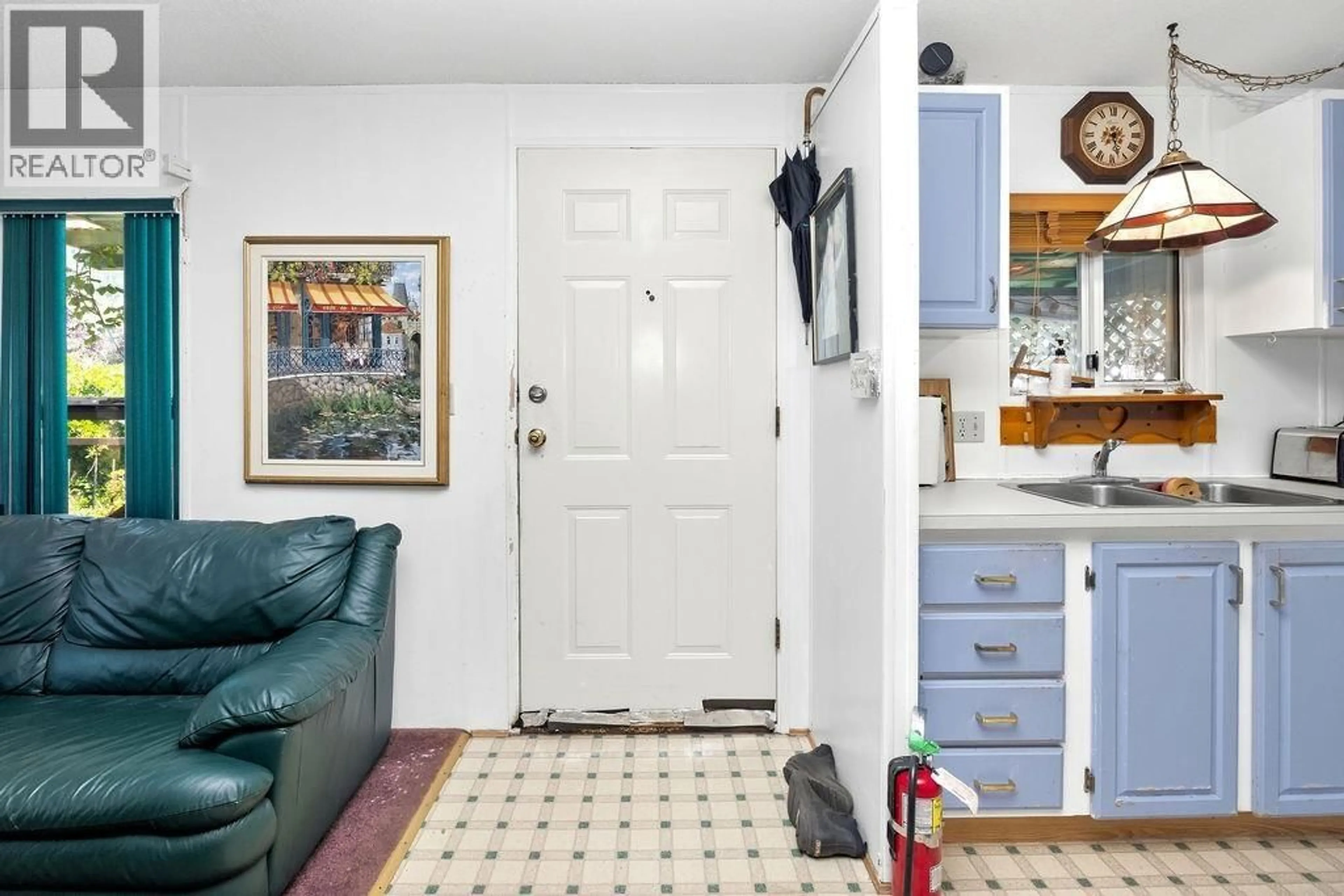 Indoor entryway for 7 - 1413 SUNSHINE COAST HIGHWAY, Gibsons British Columbia V0N1V5