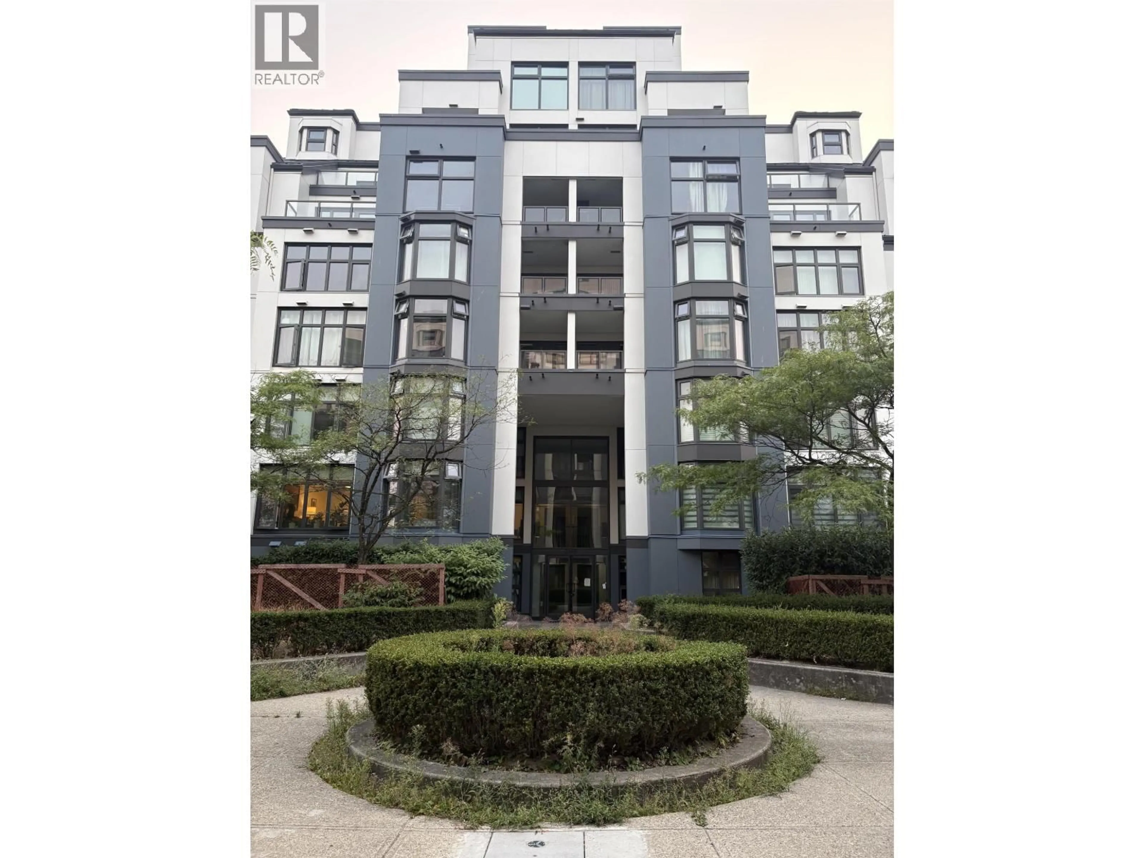 Indoor foyer for 209 - 2468 BROADWAY, Vancouver British Columbia V5M4V1