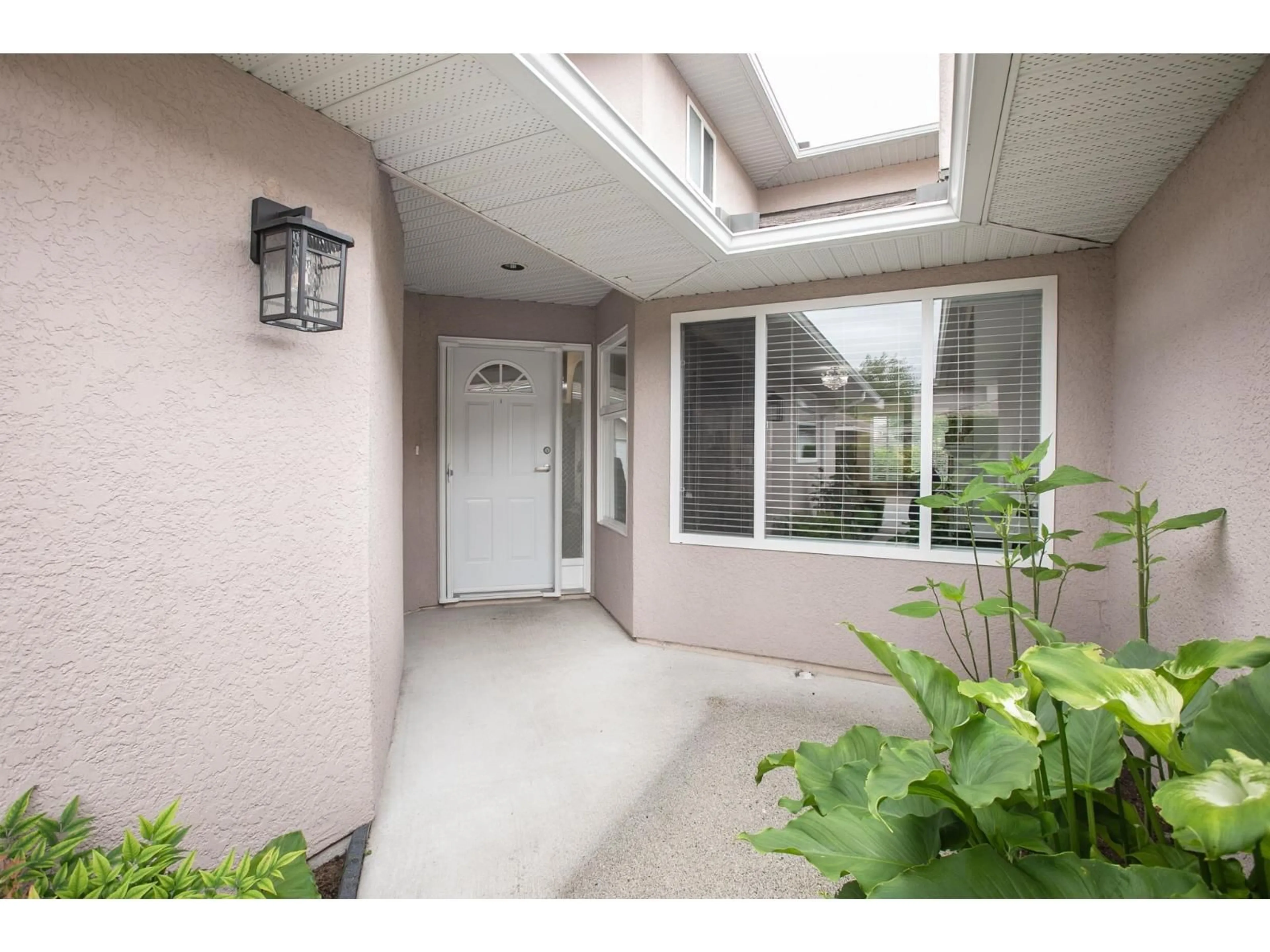 Unknown for 15501 89A AVENUE, Surrey British Columbia V3R0Z5
