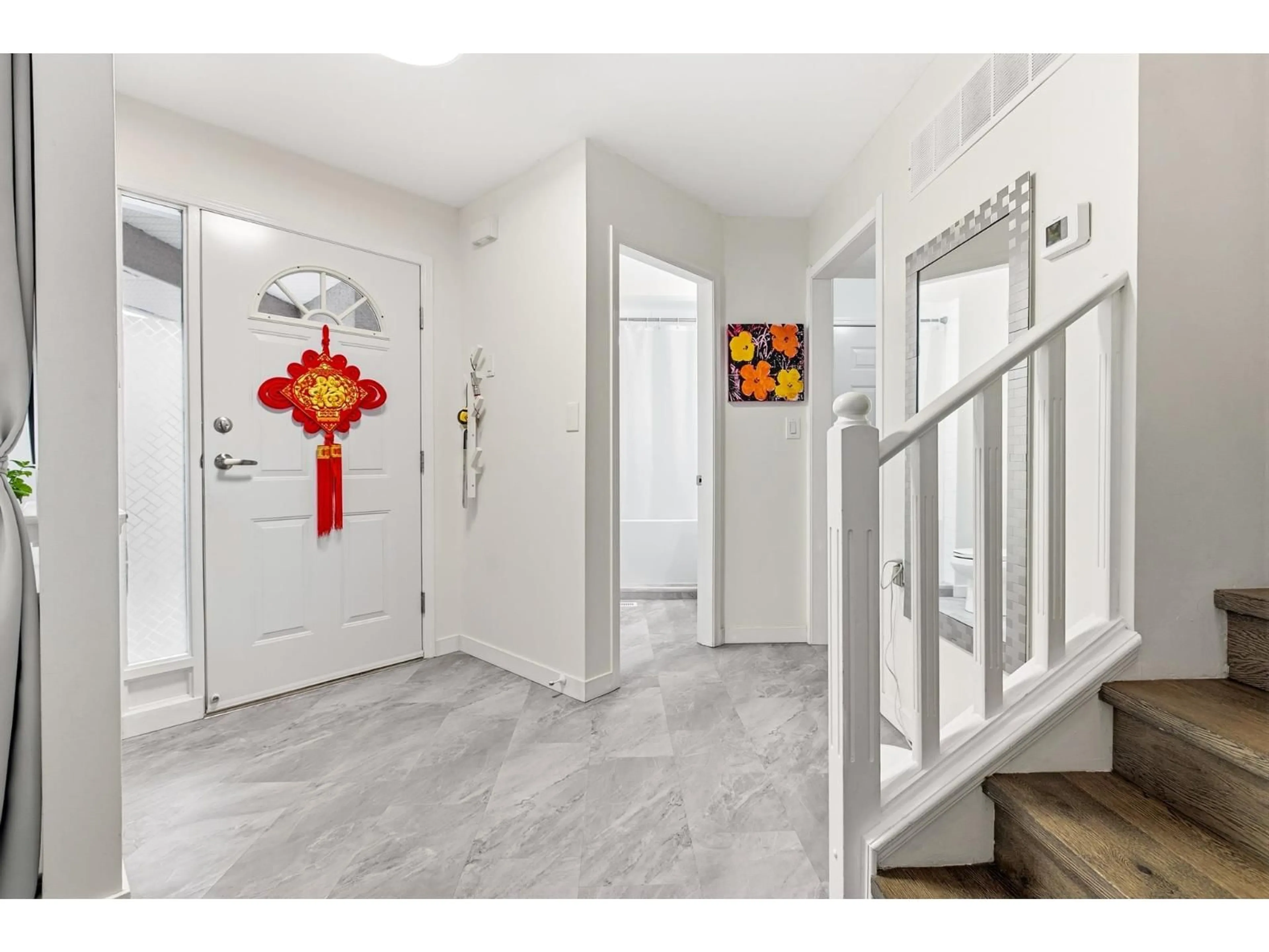 Indoor foyer for 15501 89A AVENUE, Surrey British Columbia V3R0Z5