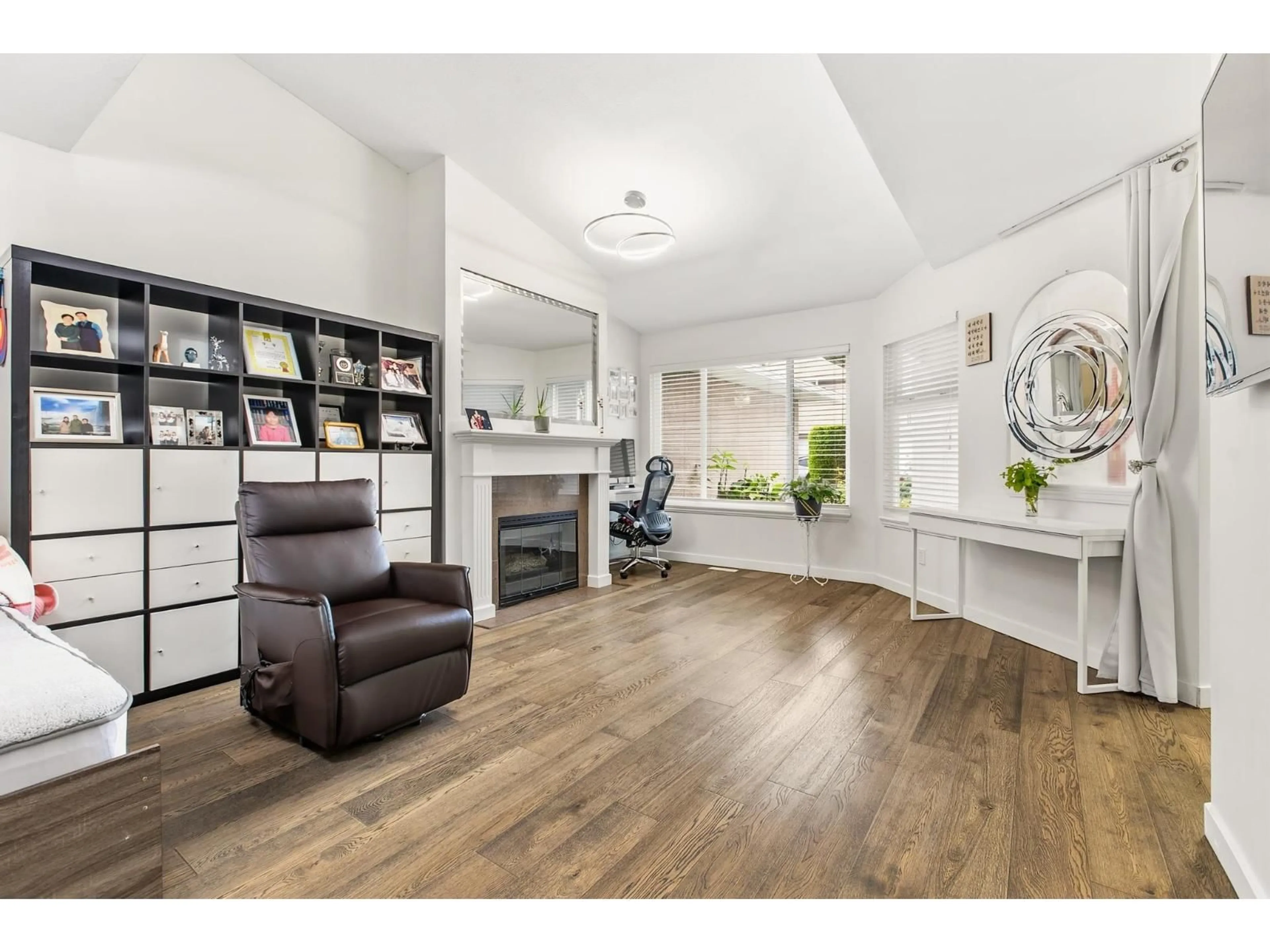 Living room with furniture, wood/laminate floor for 15501 89A AVENUE, Surrey British Columbia V3R0Z5