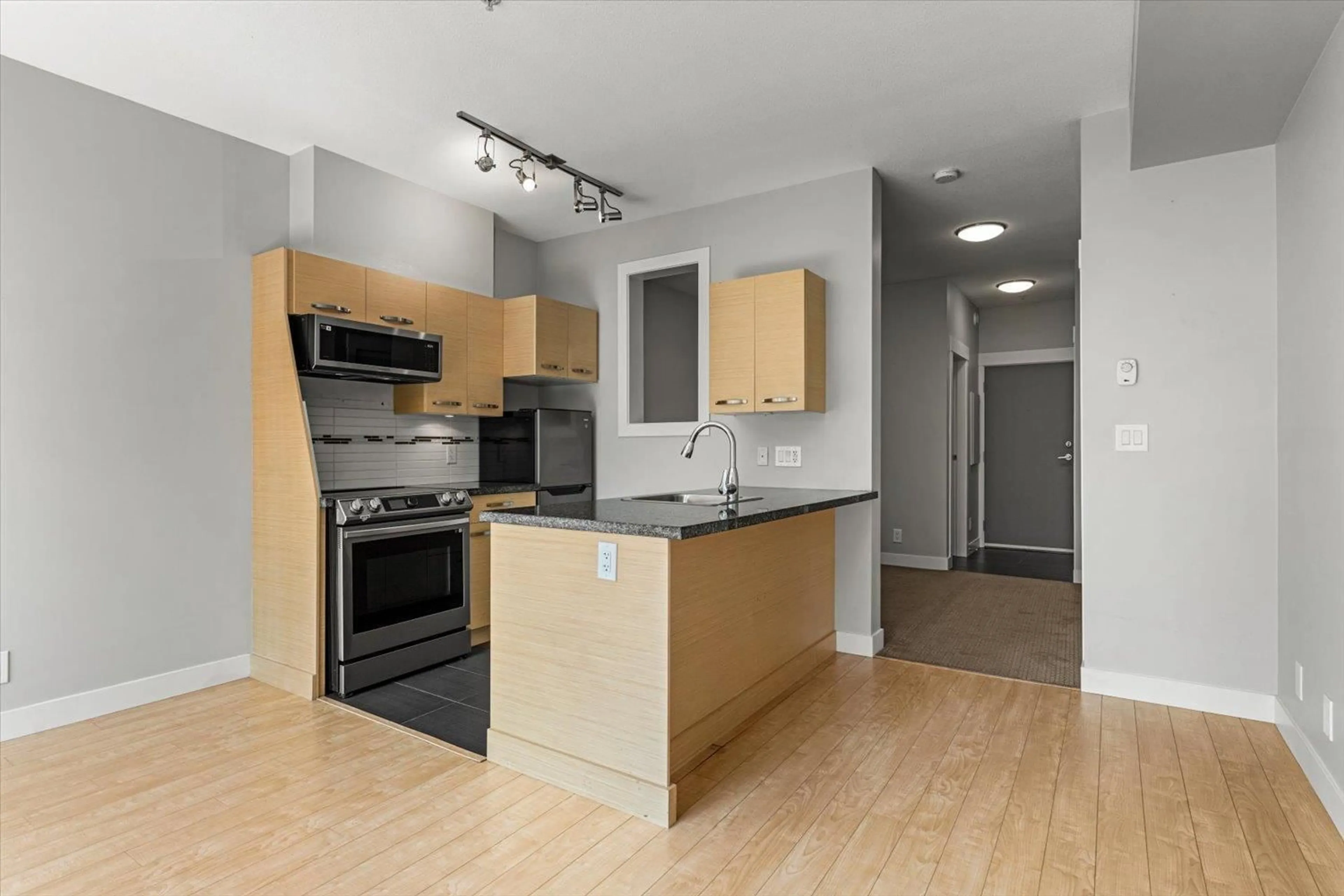 Standard kitchen, unknown for 310 - 33539 HOLLAND AVENUE, Abbotsford British Columbia V2S0C6