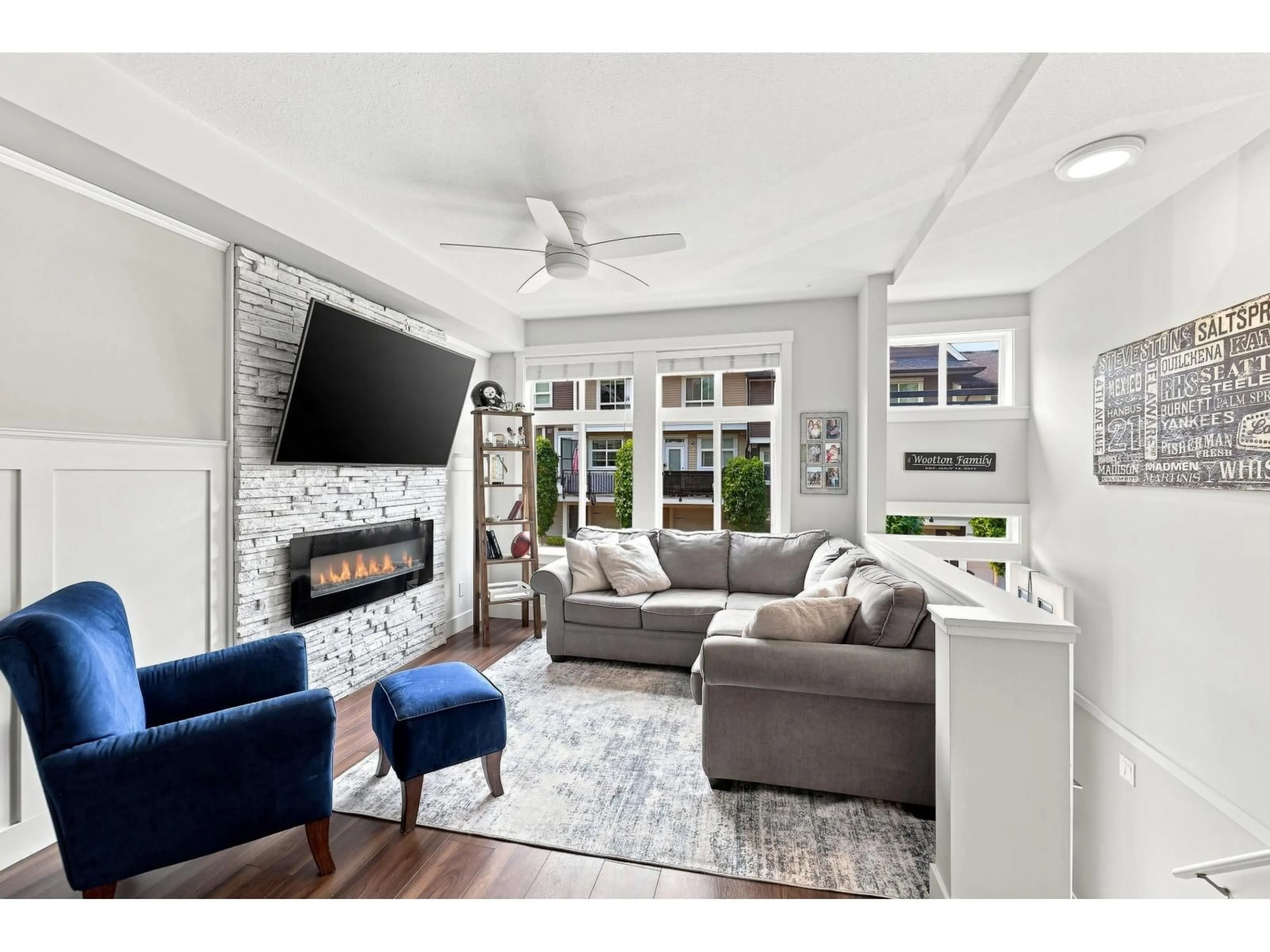 Living room with furniture, unknown for 64 - 14433 60 AVENUE, Surrey British Columbia V3S1R4