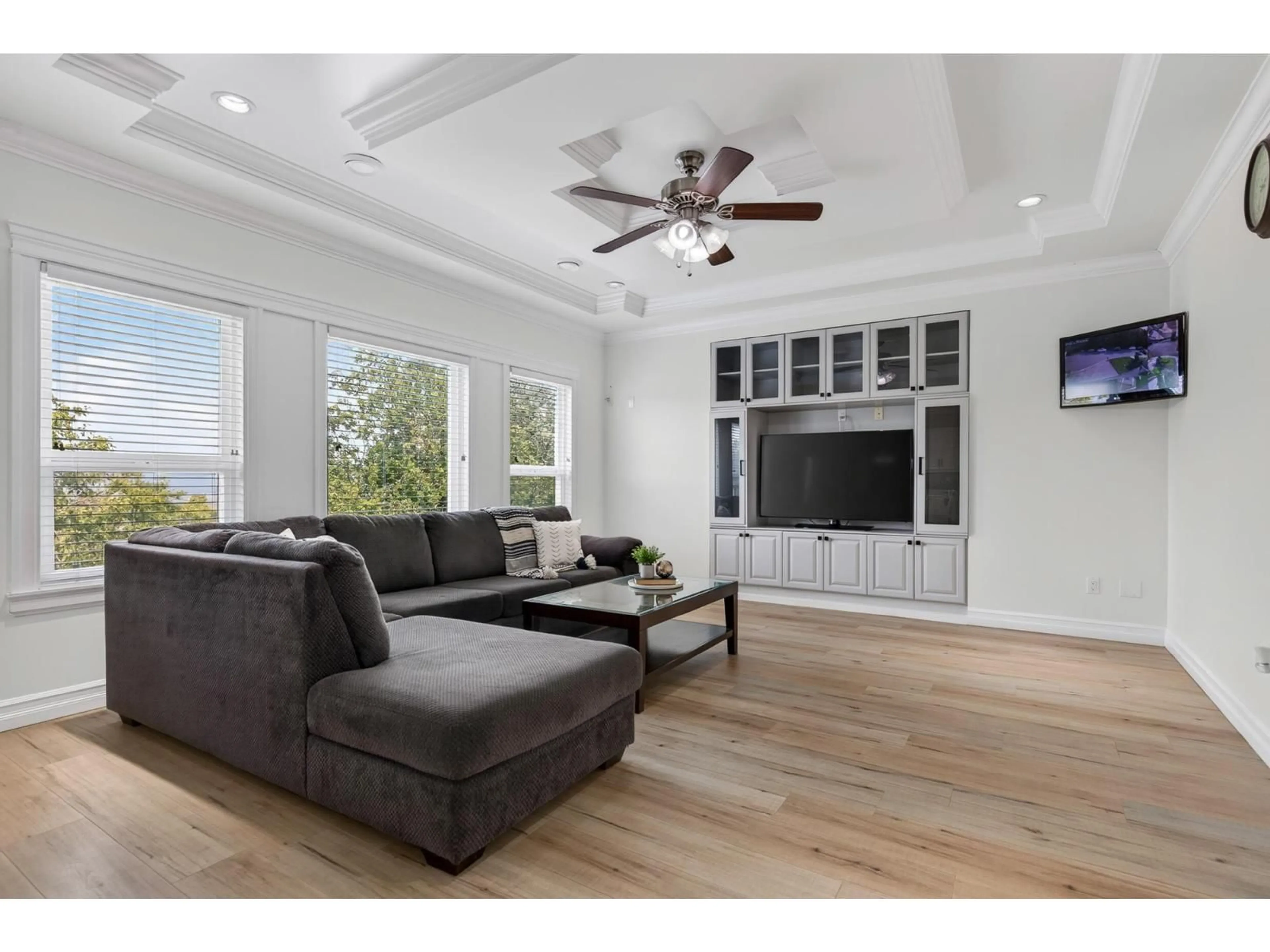 Living room with furniture, wood/laminate floor for 46307 TOURNIER PLACE, Chilliwack British Columbia V2R6A2