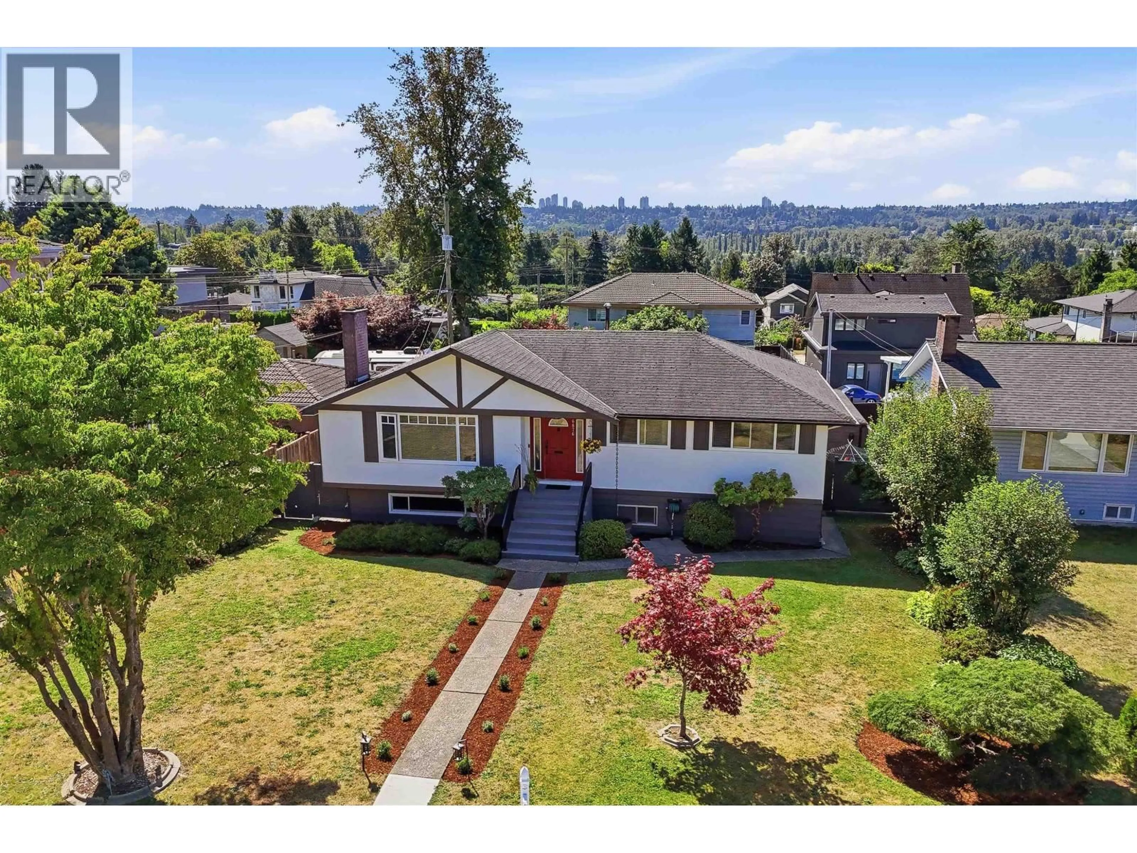 A pic from outside/outdoor area/front of a property/back of a property/a pic from drone, street for 6876 HYCREST DRIVE, Burnaby British Columbia V5B2X2