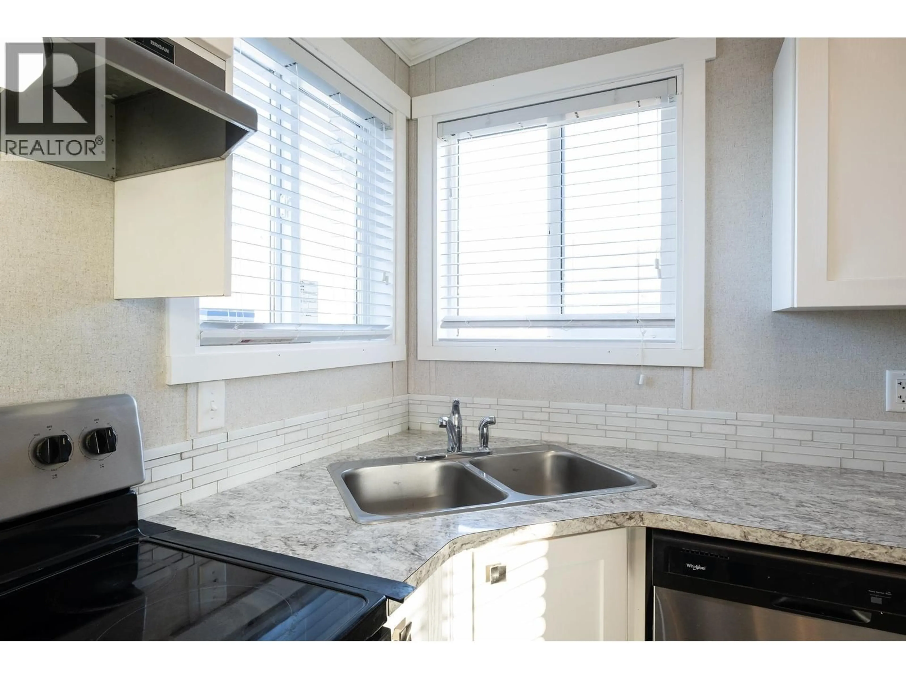 Standard kitchen, ceramic/tile floor for 139 - 1413 SUNSHINE COAST HIGHWAY, Gibsons British Columbia V0N1V5