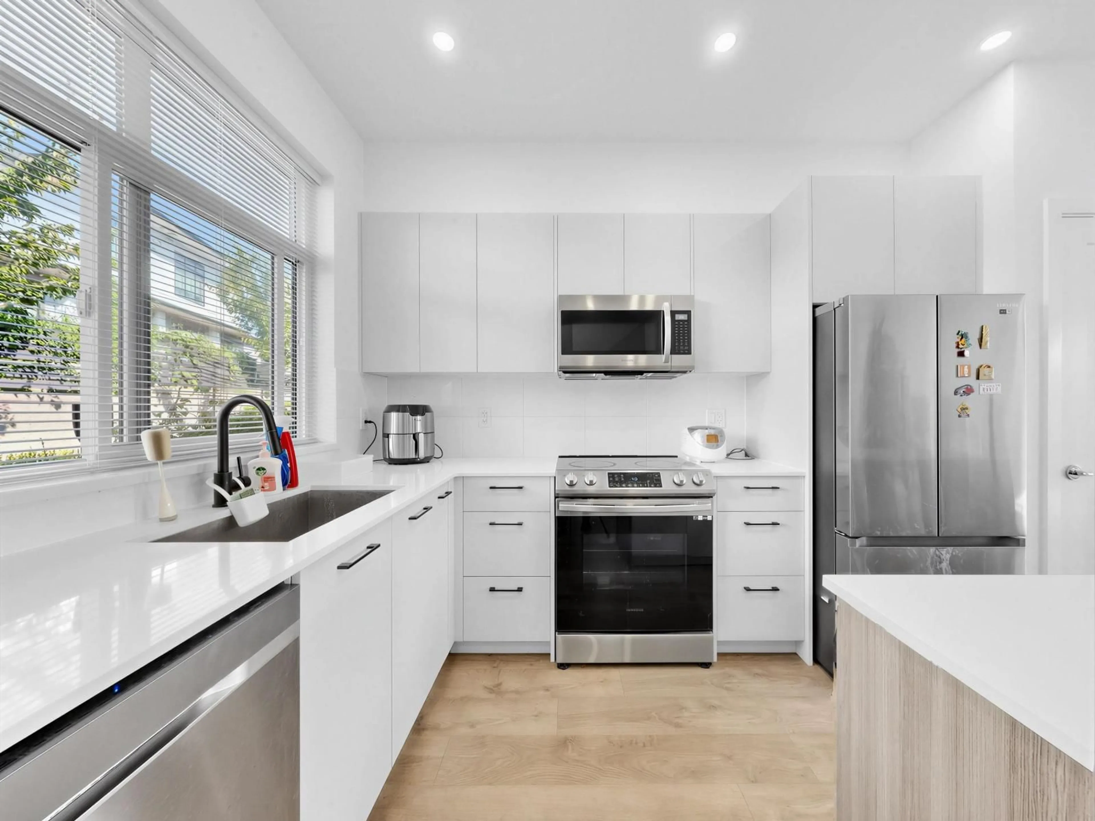 Contemporary kitchen, ceramic/tile floor for 68 - 15255 SITKA DRIVE, Surrey British Columbia V3S0B1