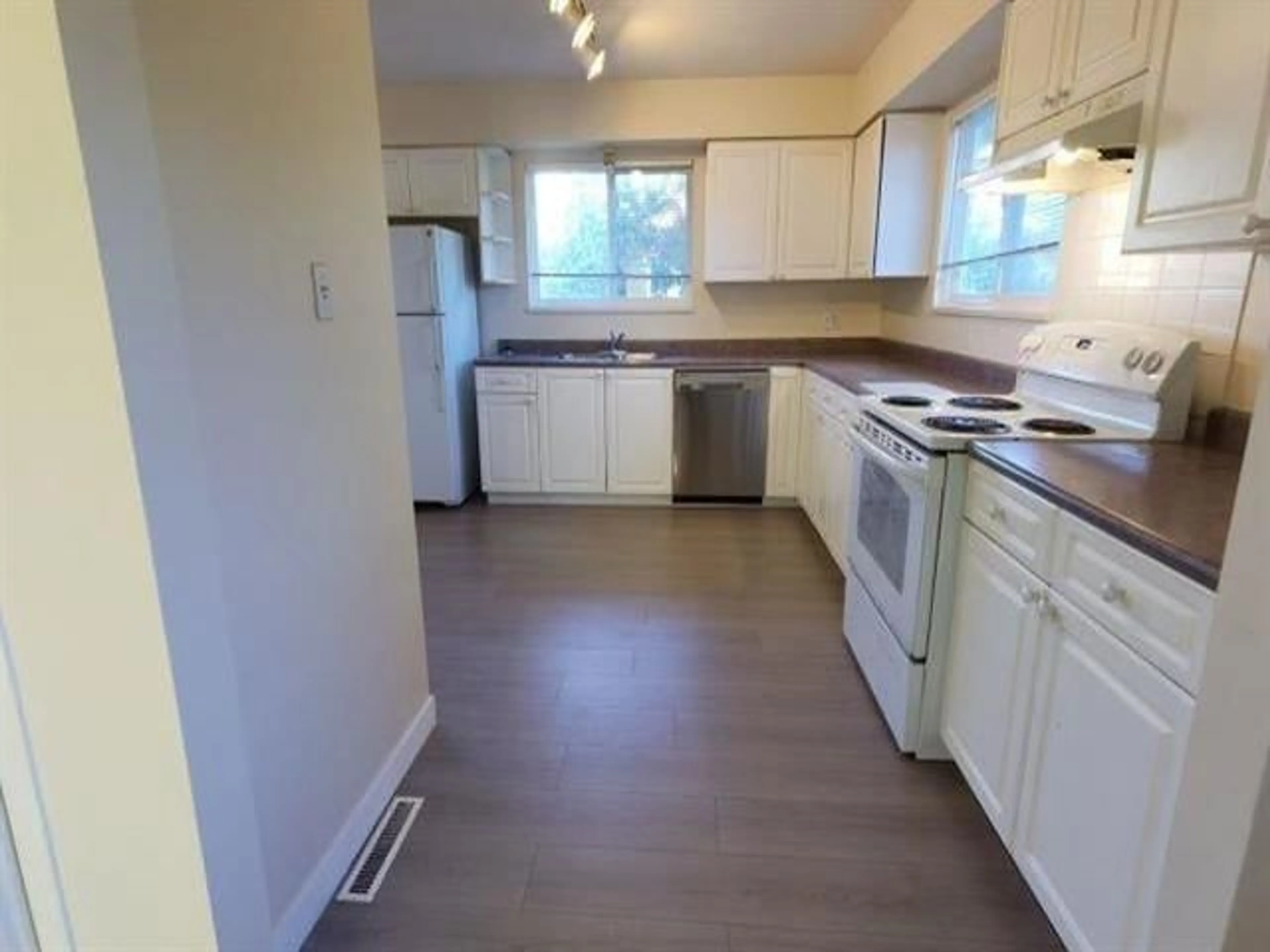 Standard kitchen, unknown for 15622 THRIFT AVENUE, White Rock British Columbia V4B2M2