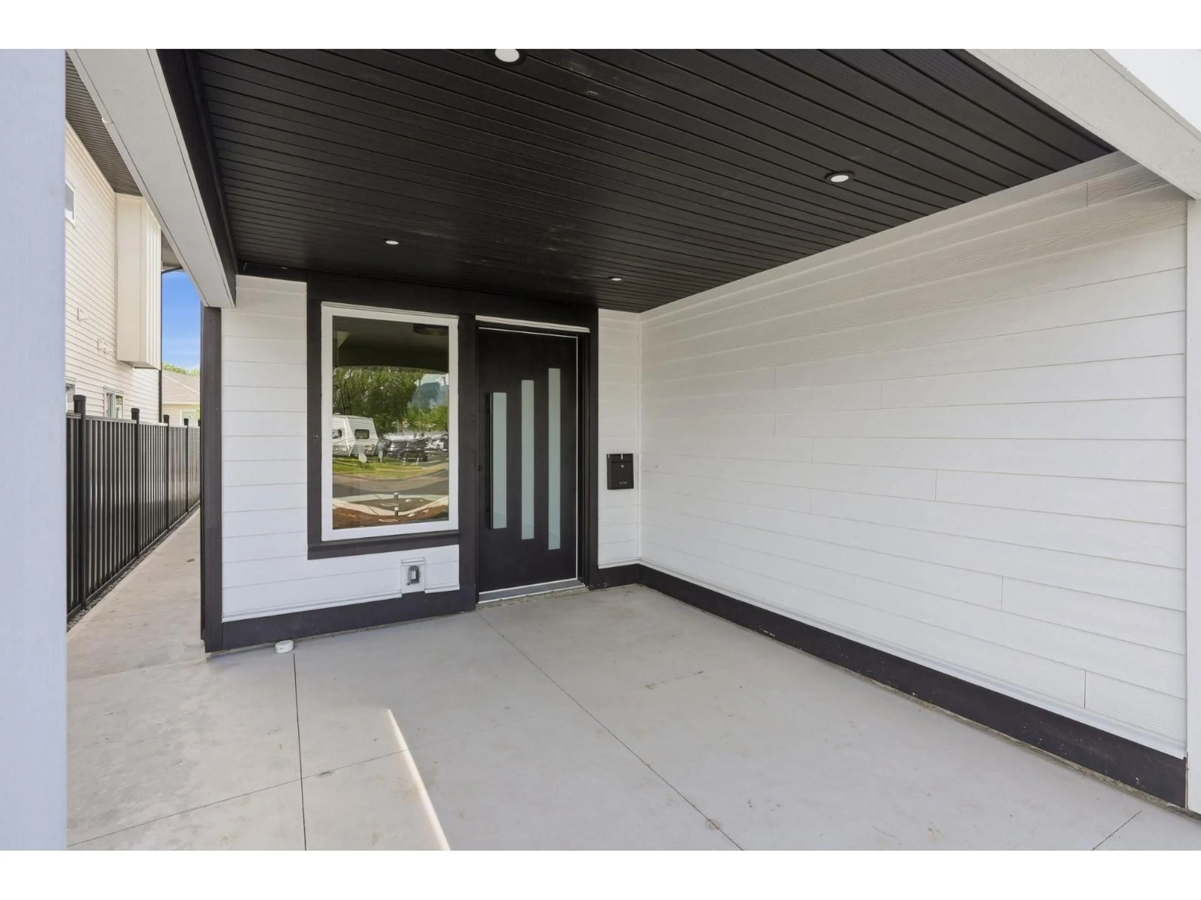 Indoor foyer for 46054 SOUTHLANDS CRESCENT, Chilliwack British Columbia V2P1B1