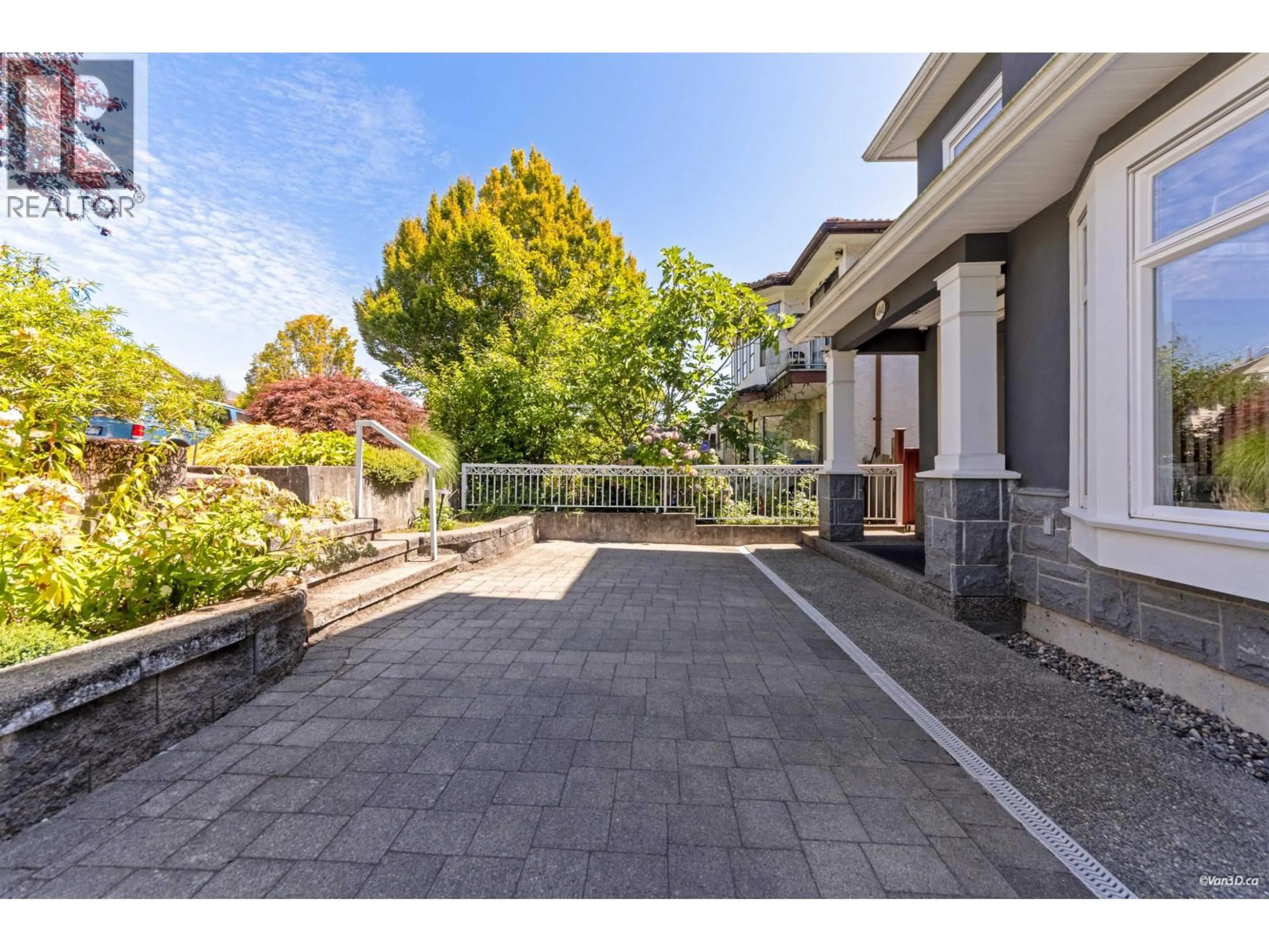 Patio, street for 4848 UNION STREET, Burnaby British Columbia V5C2Y6
