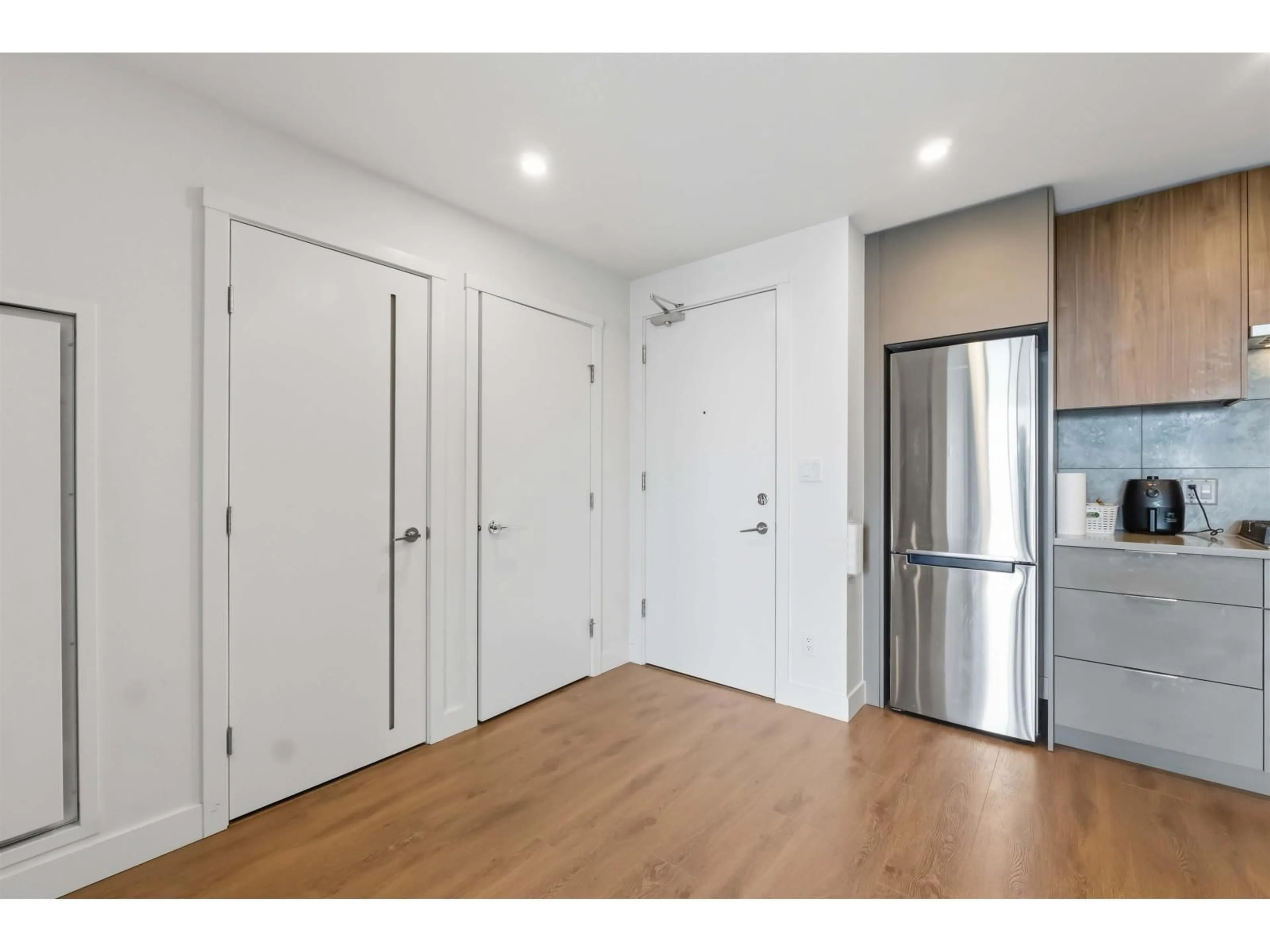 Indoor entryway for 2401 - 13359 OLD YALE ROAD, Surrey British Columbia V3T0S4