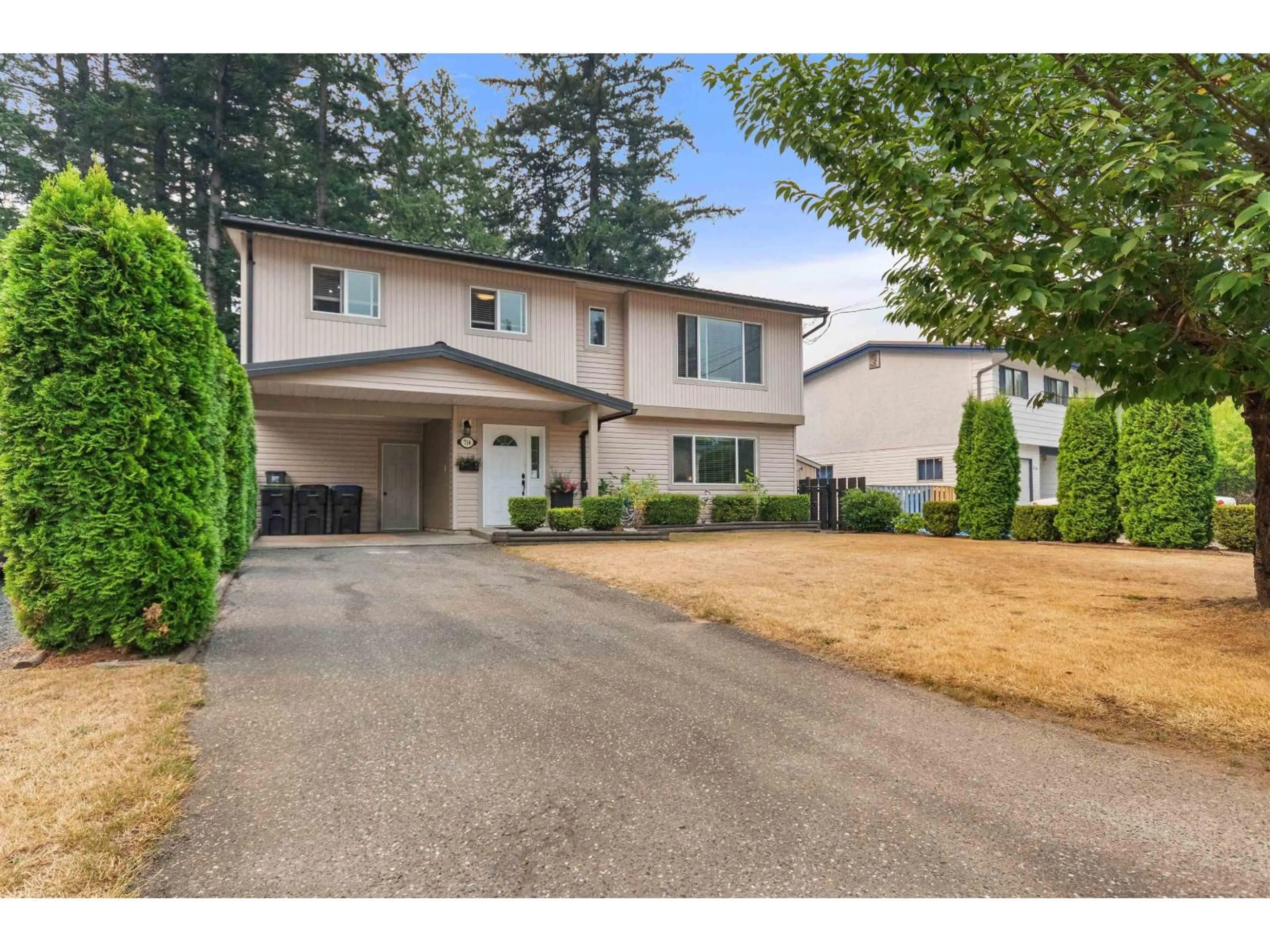 Home with vinyl exterior material, street for 714 RIVER PARADE, Hope British Columbia V0X1L4