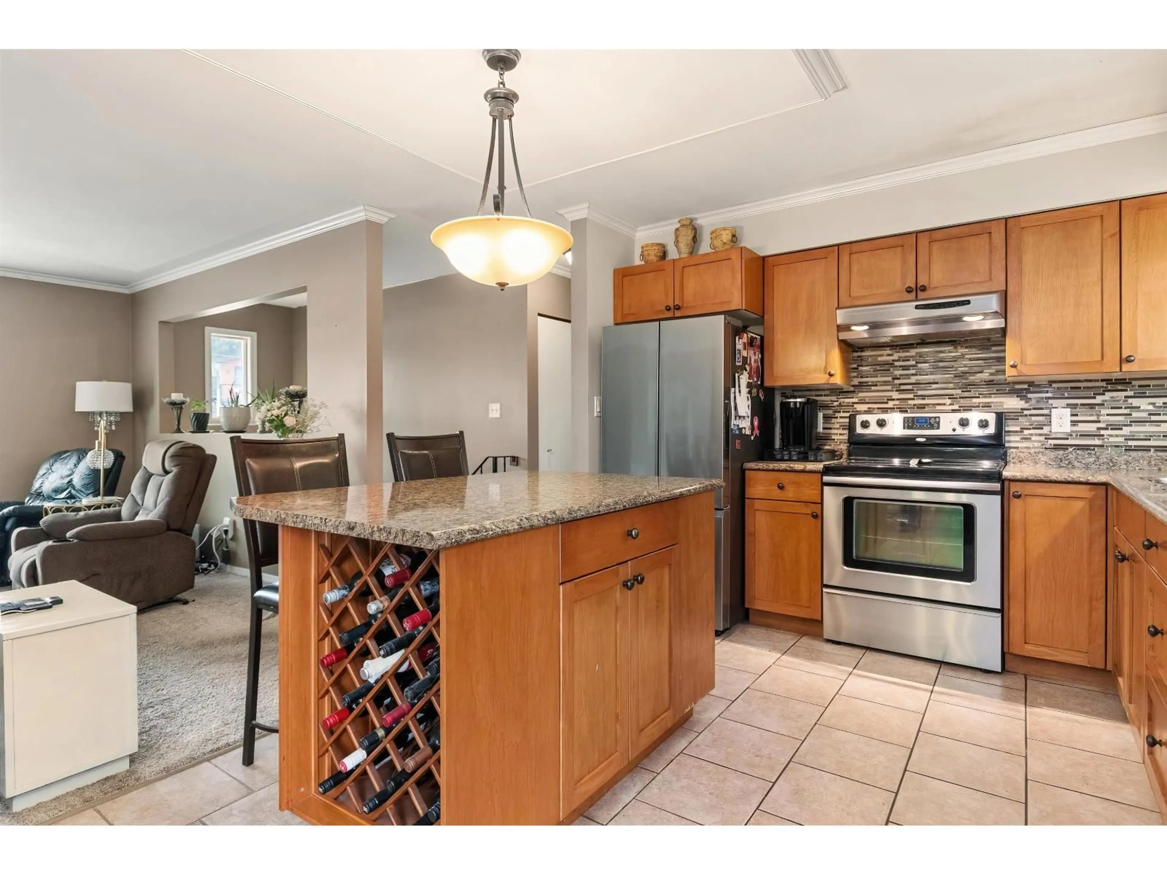 Open concept kitchen, ceramic/tile floor for 714 RIVER PARADE, Hope British Columbia V0X1L4