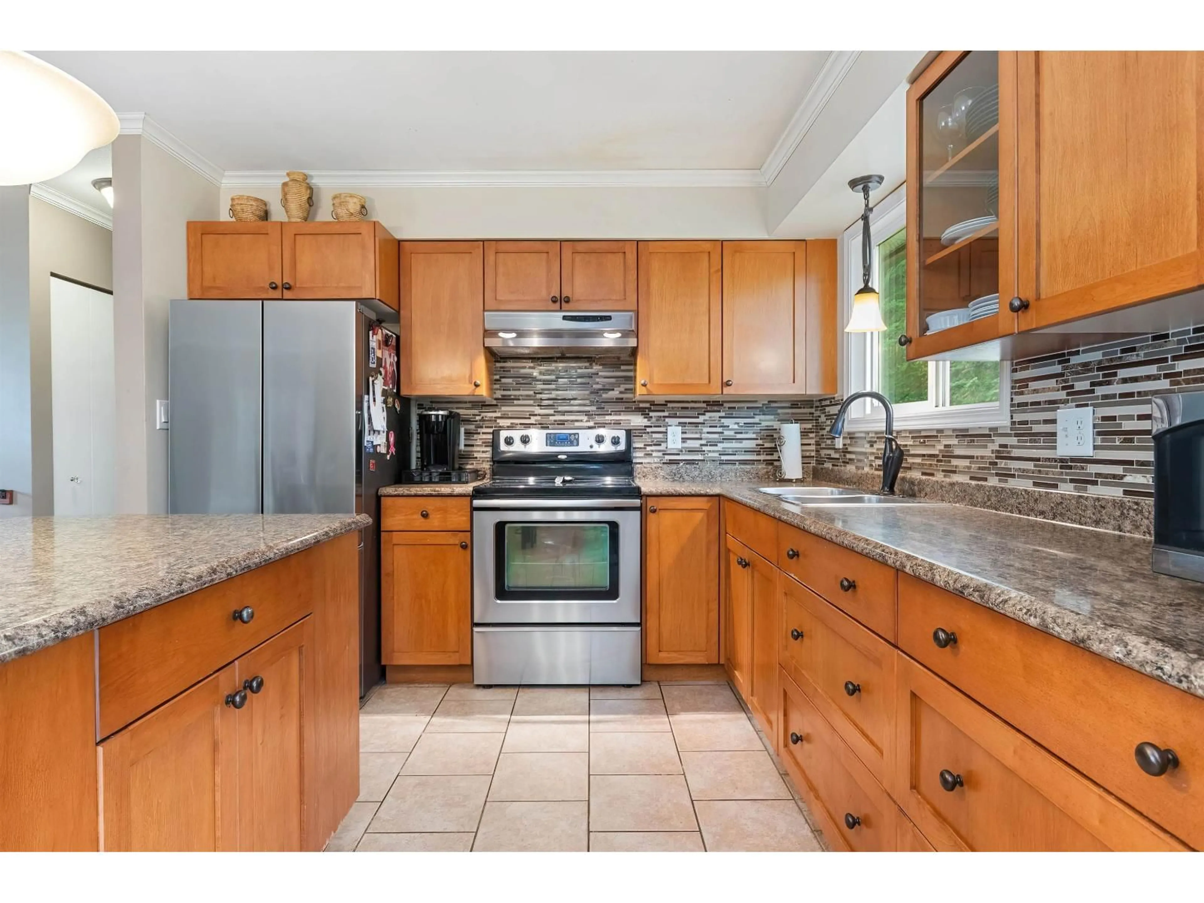 Standard kitchen, ceramic/tile floor for 714 RIVER PARADE, Hope British Columbia V0X1L4