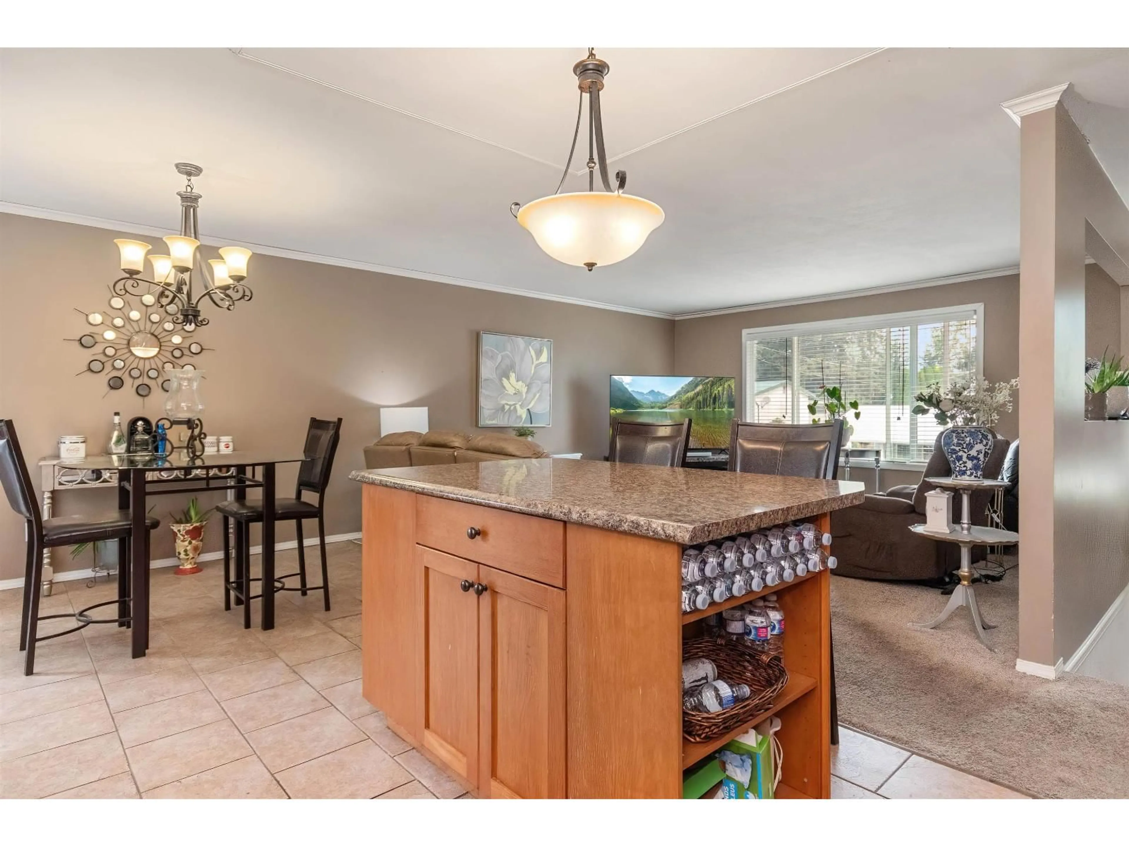 Open concept kitchen, ceramic/tile floor for 714 RIVER PARADE, Hope British Columbia V0X1L4