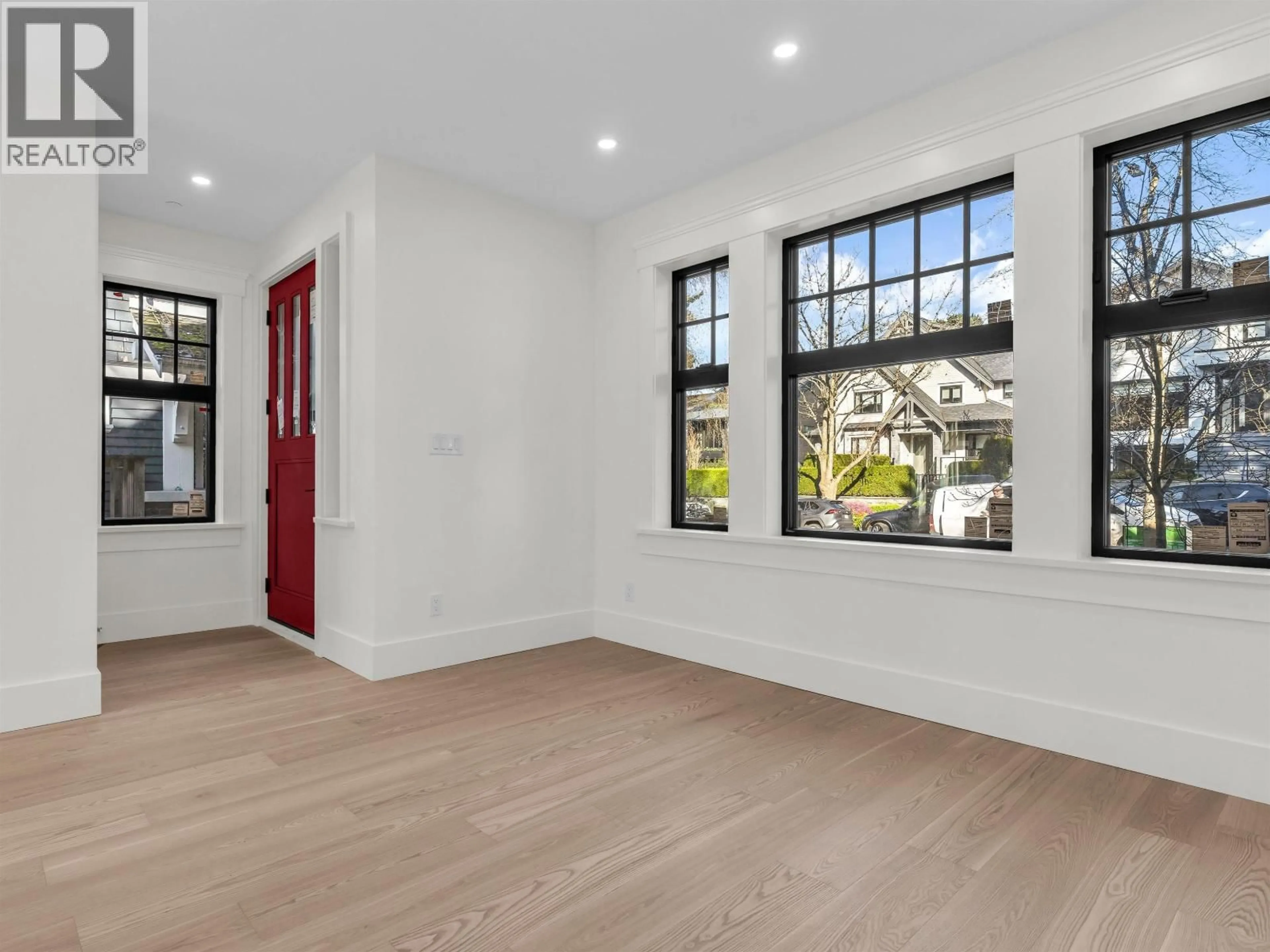 Indoor entryway for 2568 2ND AVENUE, Vancouver British Columbia V6K1J8