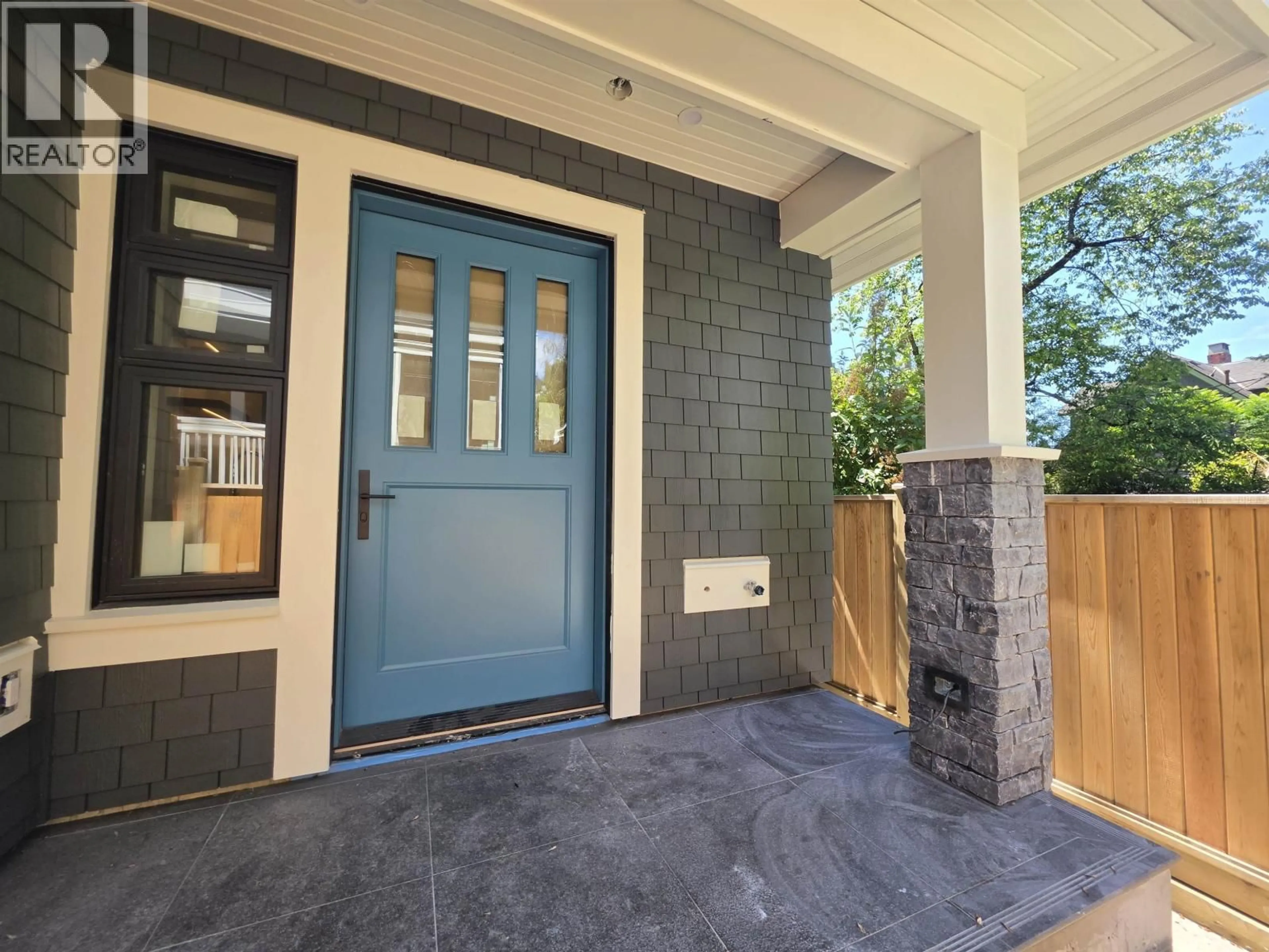 Indoor entryway for 2570 2ND AVENUE, Vancouver British Columbia V6K1J8