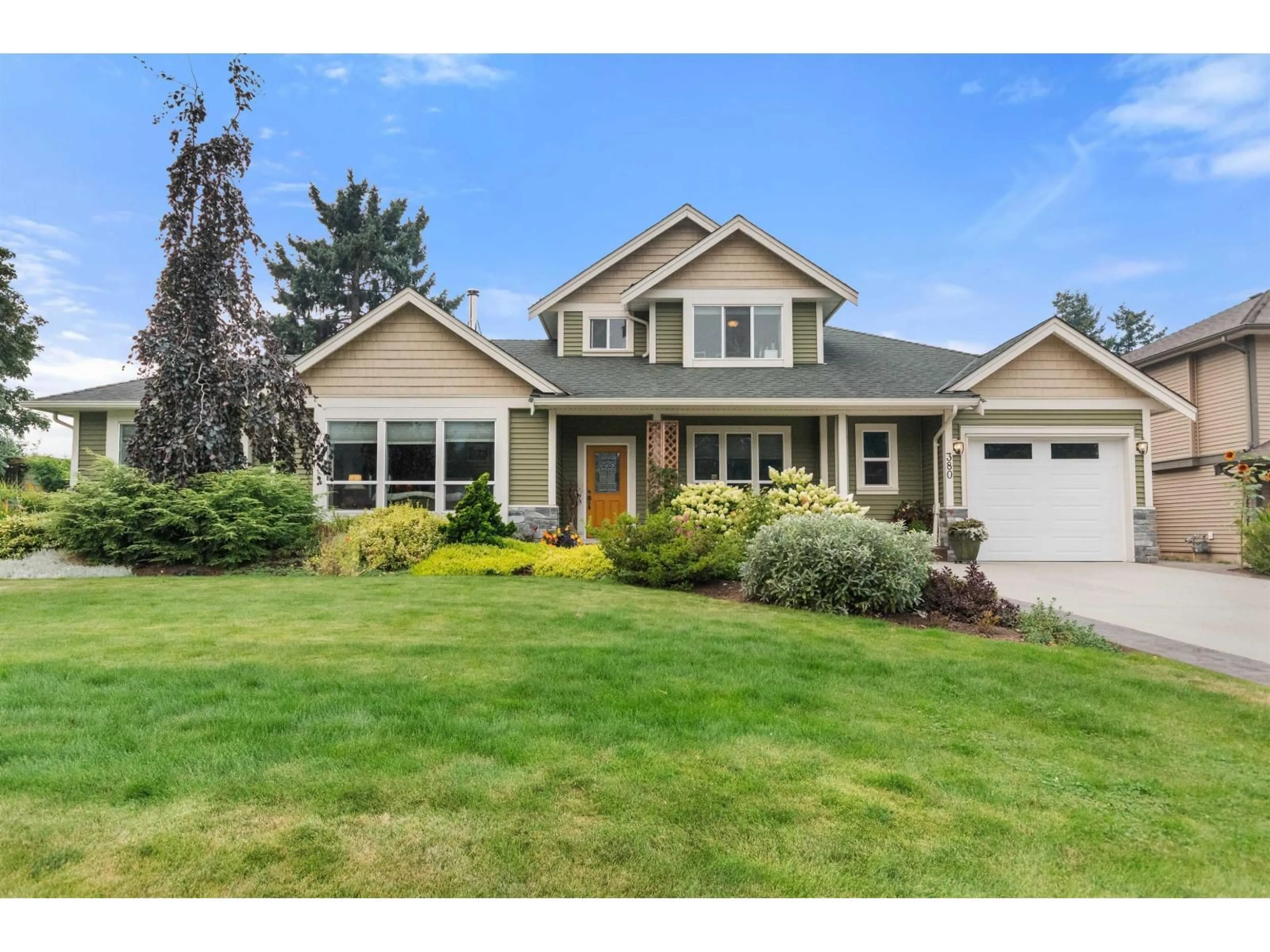 Home with vinyl exterior material, street for 380 DEWDNEY AVENUE, Hope British Columbia V0X1L0