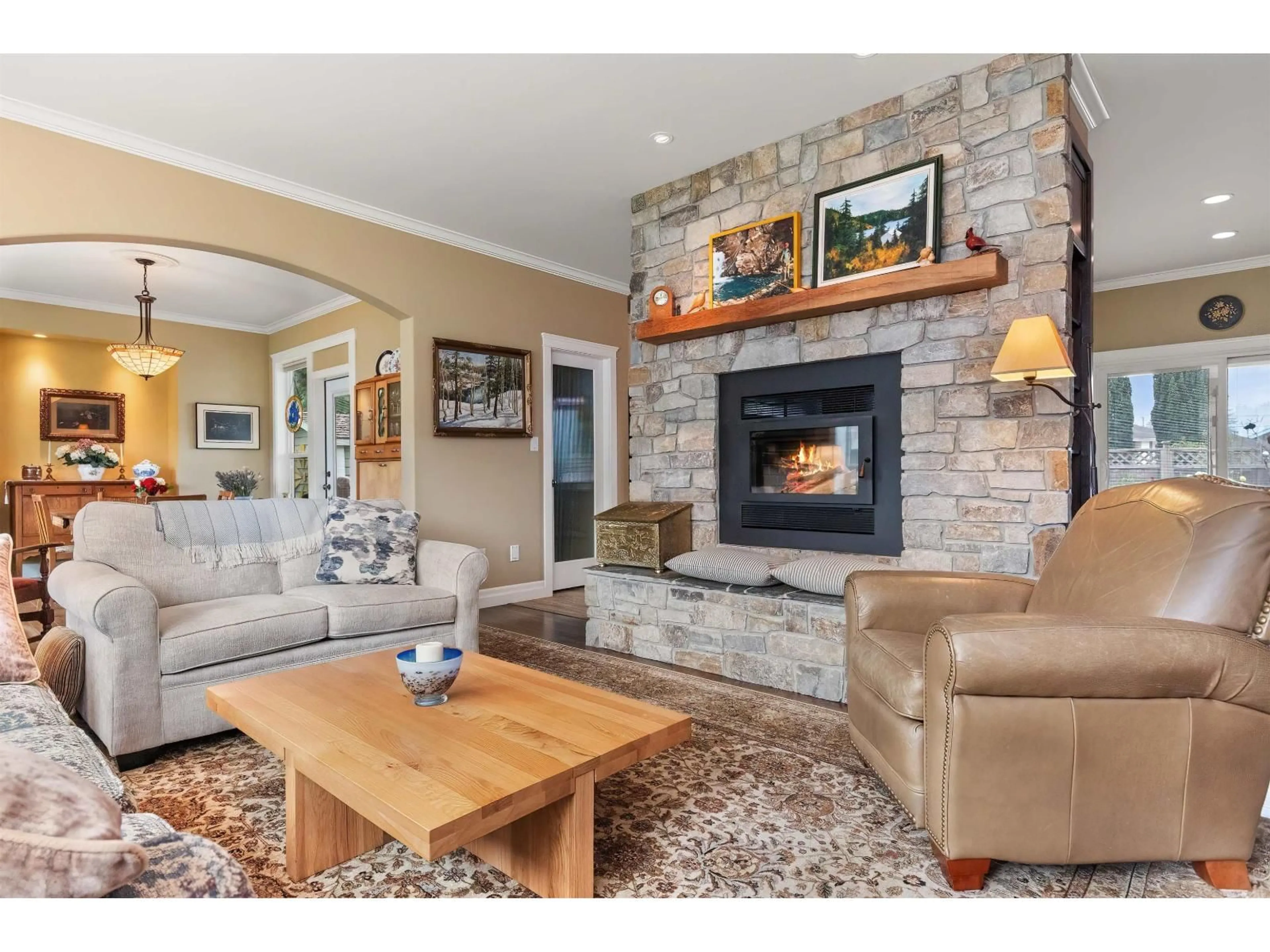 Living room with furniture, unknown for 380 DEWDNEY AVENUE, Hope British Columbia V0X1L0