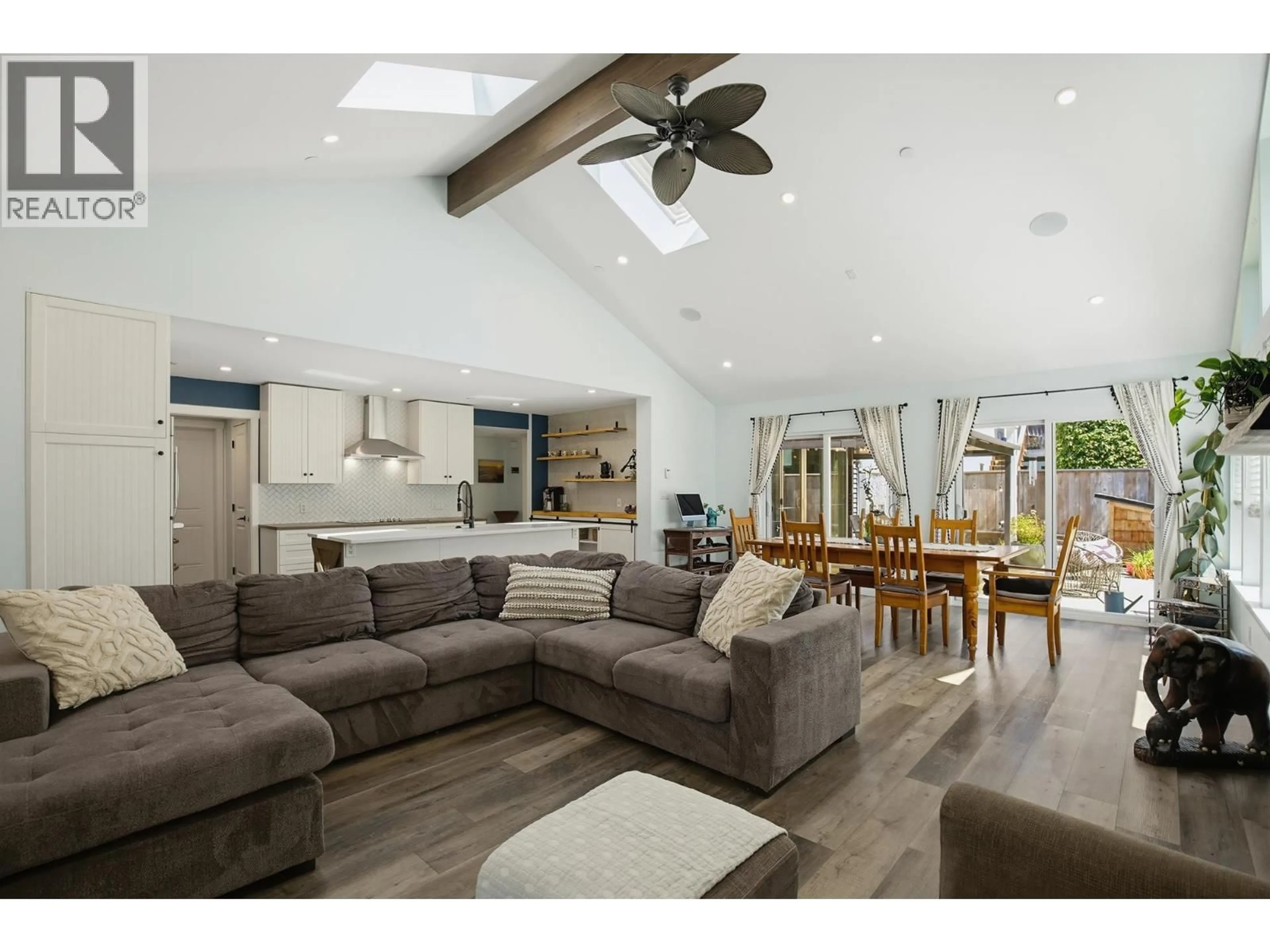 Living room with furniture, unknown for 20902 WICKLUND AVENUE, Maple Ridge British Columbia V2X8M5