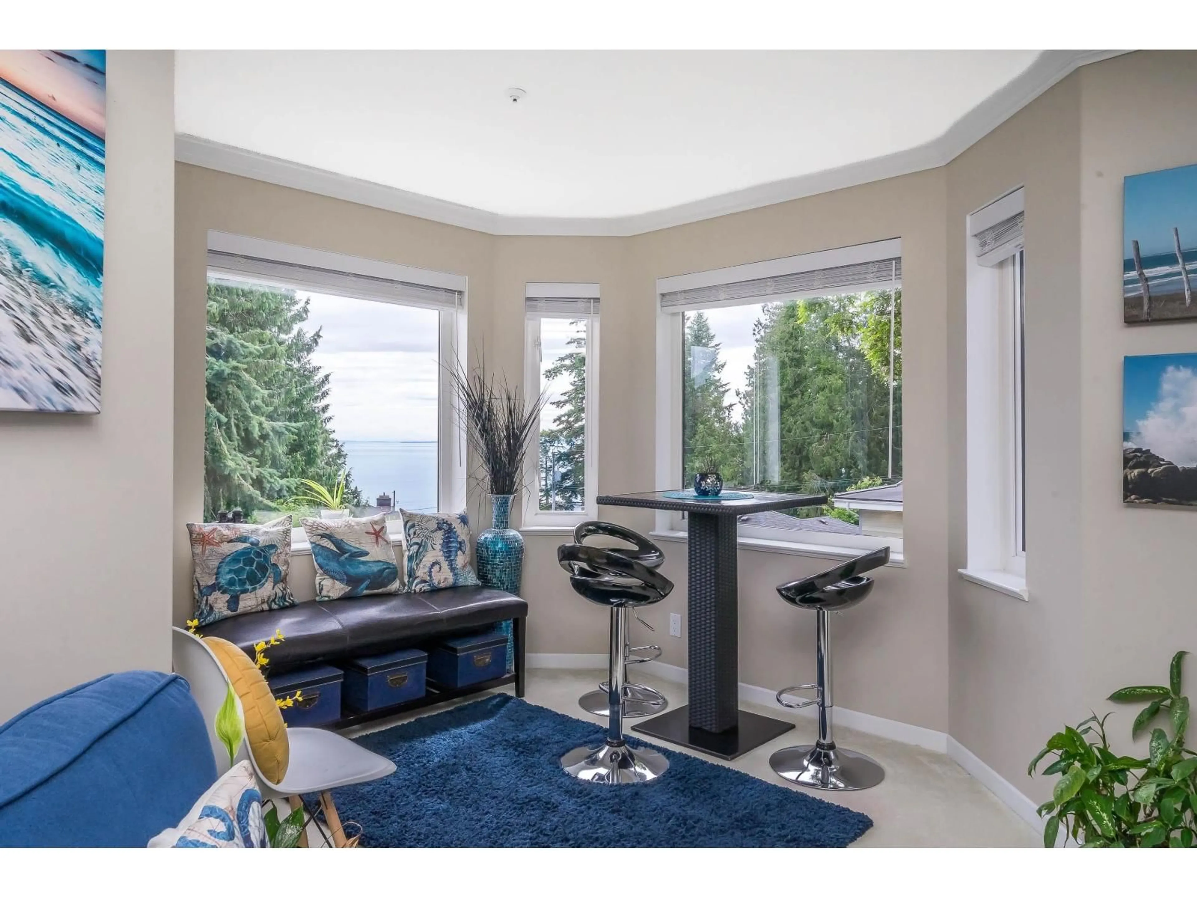 Living room with furniture, unknown for 201 - 14934 THRIFT AVENUE, White Rock British Columbia V4B2J9