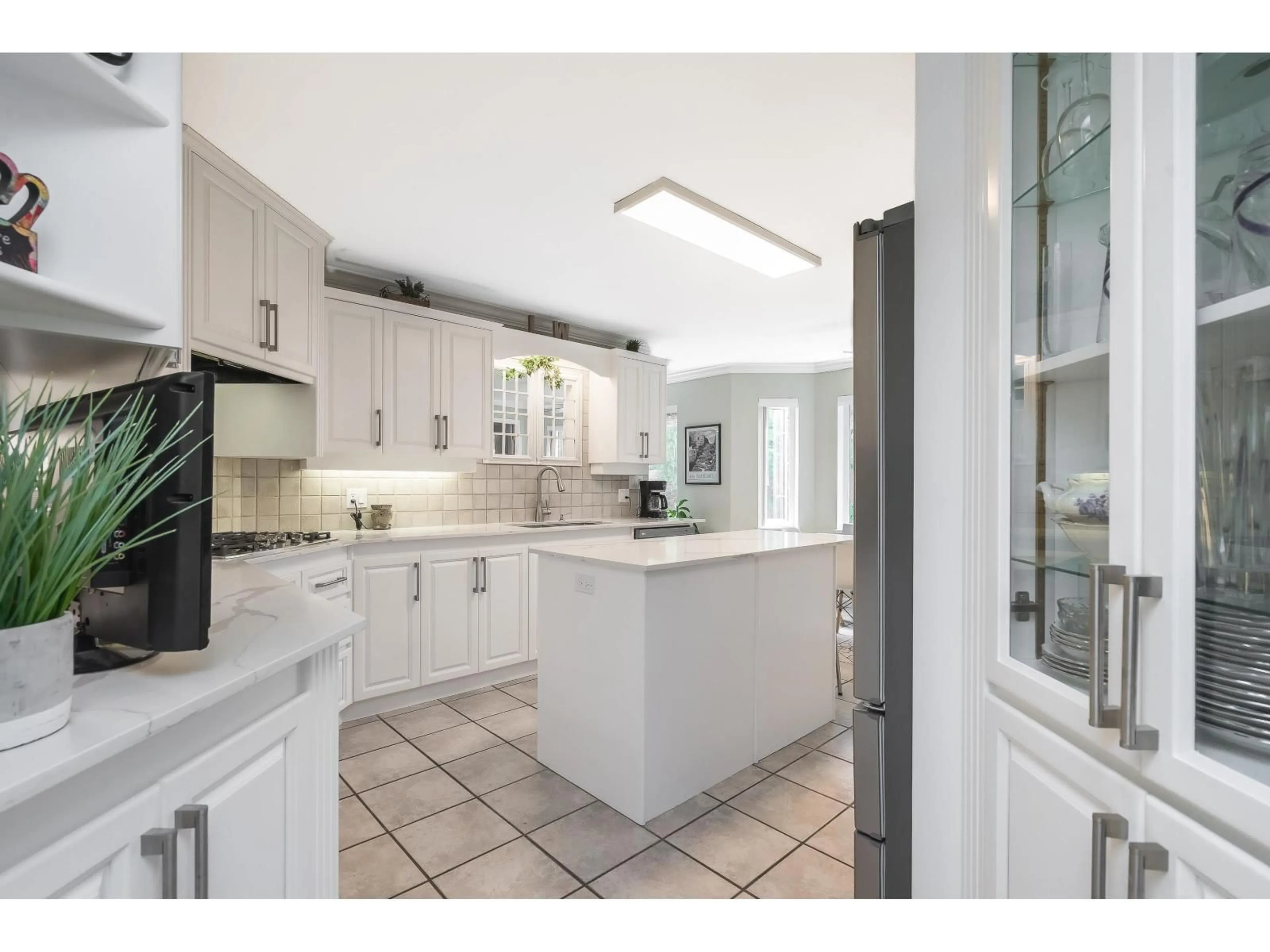 Open concept kitchen, ceramic/tile floor for 201 - 14934 THRIFT AVENUE, White Rock British Columbia V4B2J9