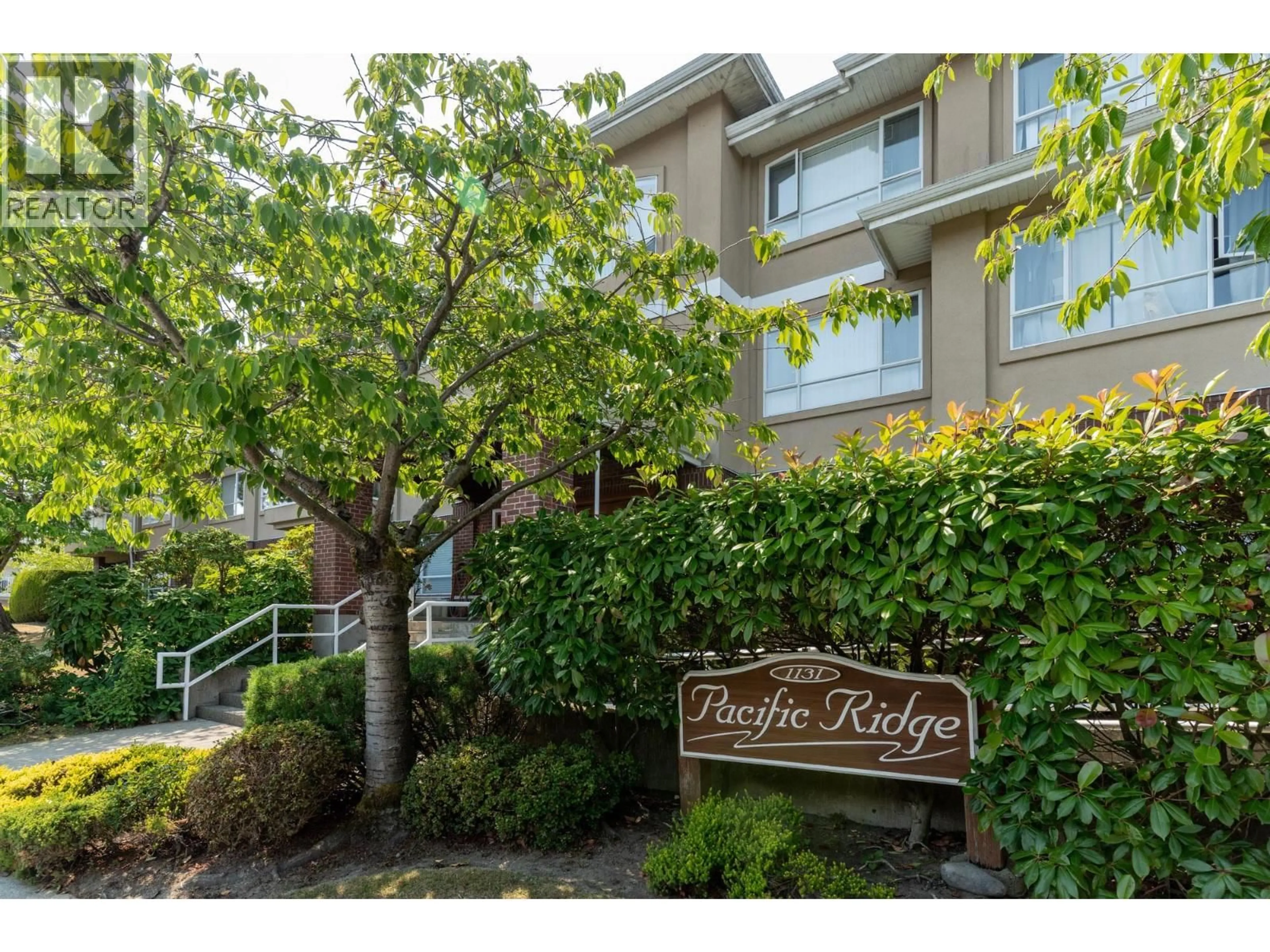 Indoor foyer for 202 - 1131 55 STREET, Delta British Columbia V4M3J9